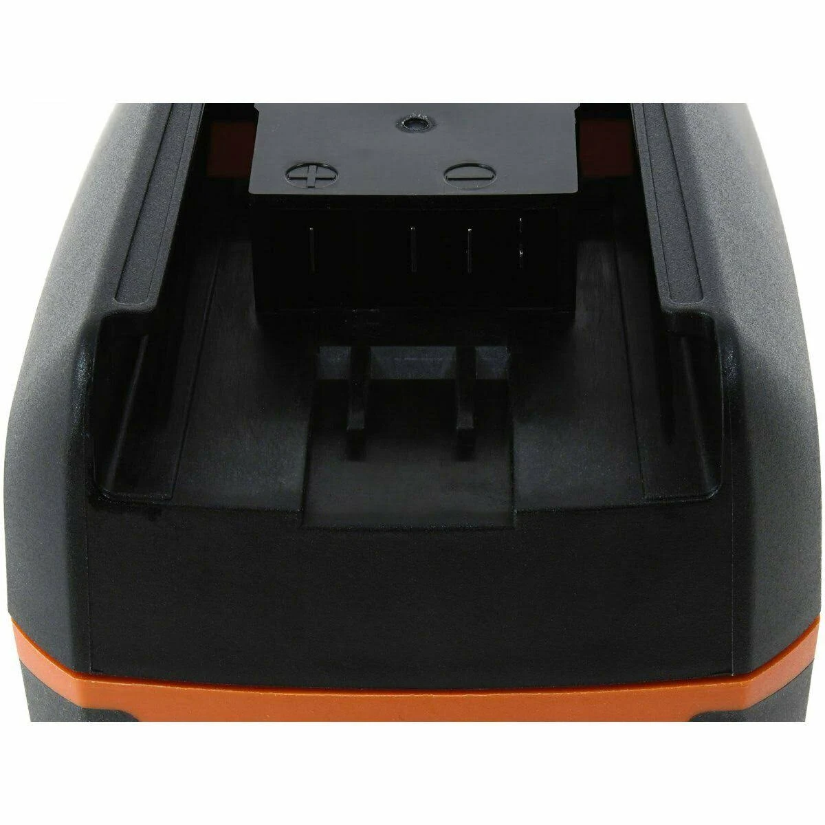 Nahaufnahme eines schwarz-orangenen Akkus. Er hat eine rechteckige Form mit einem oberen Abschnitt mit Anschlüssen und einer Basis mit einem orangefarbenen Streifen.
