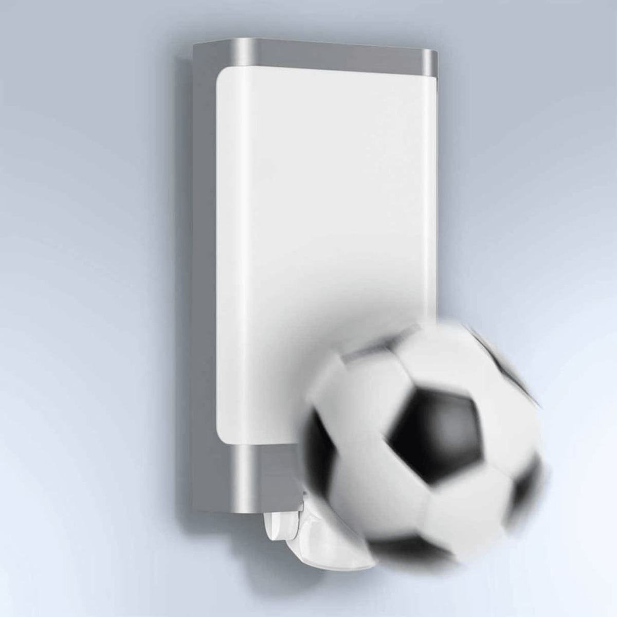 Ein weißes und silbernes rechteckiges Objekt mit einem verschwommenen Fußball. Der Ball ist schwarz und weiß.