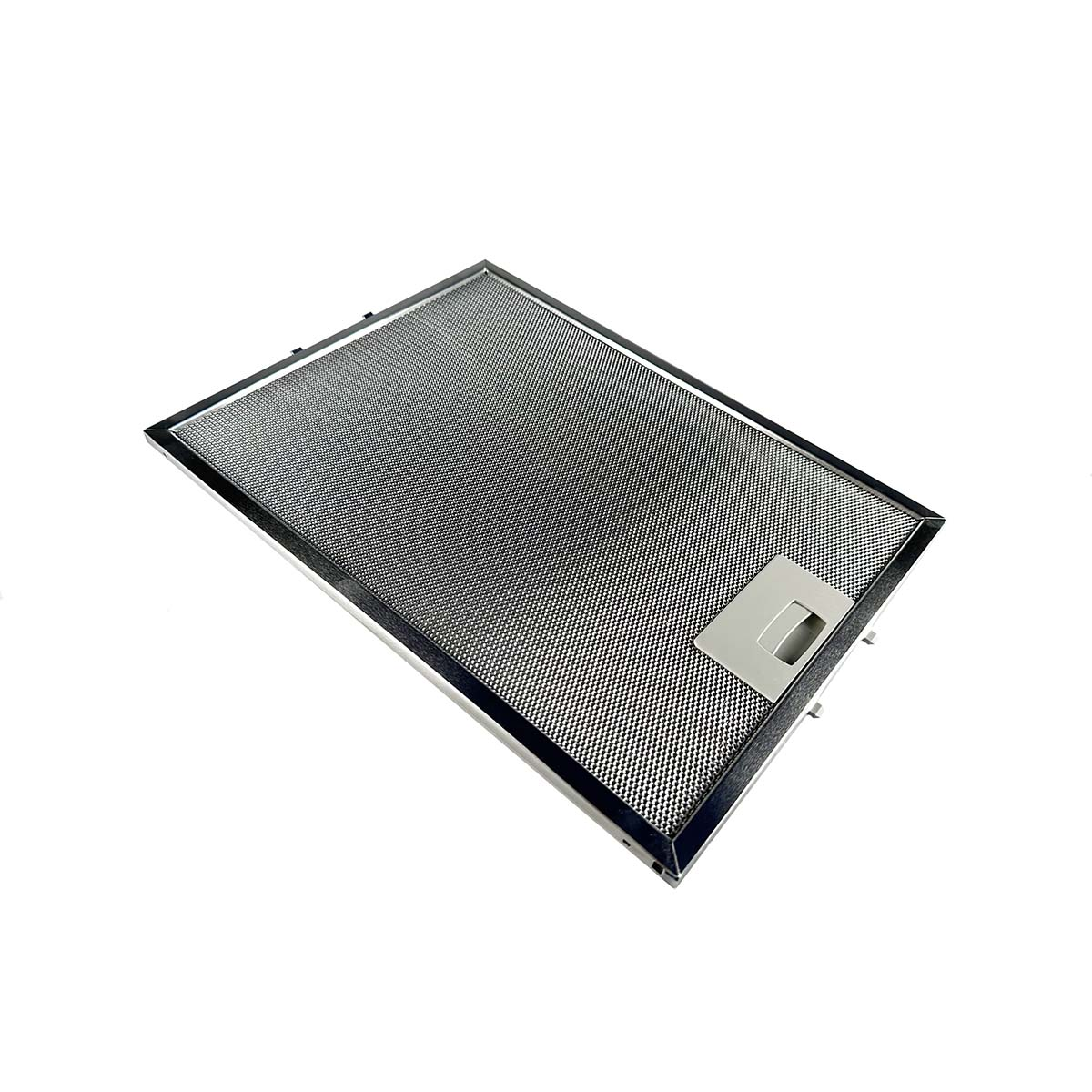 Ein rechteckiger Metall-Küchenabzugshaubenfilter mit grauem Netz. Ein grauer Griff befindet sich an der Seite, vor weißem Hintergrund.
