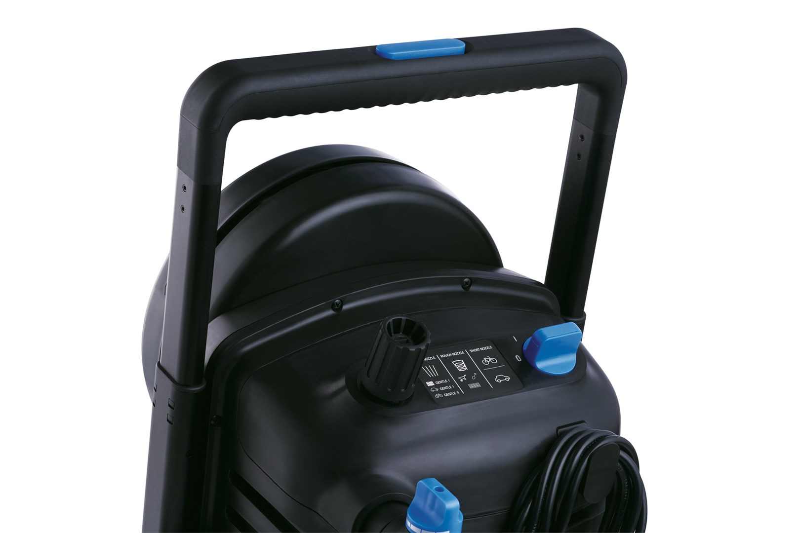 Czarna i niebieska myjka ciśnieniowa z uchwytem. Zawiera przyciski i dyszę. Widoczny jest czarny kabel.