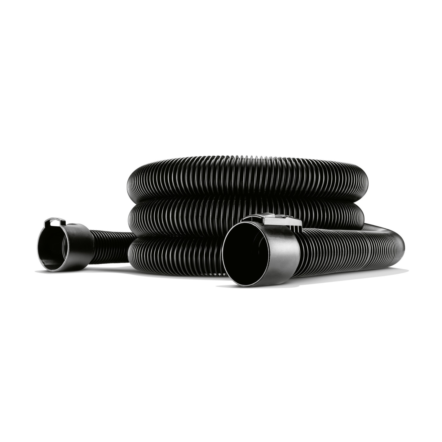 Mangueras corrugadas negras con abrazaderas metálicas sobre fondo blanco. Algunas mangueras están enrolladas, otras extendidas. Iluminación brillante.