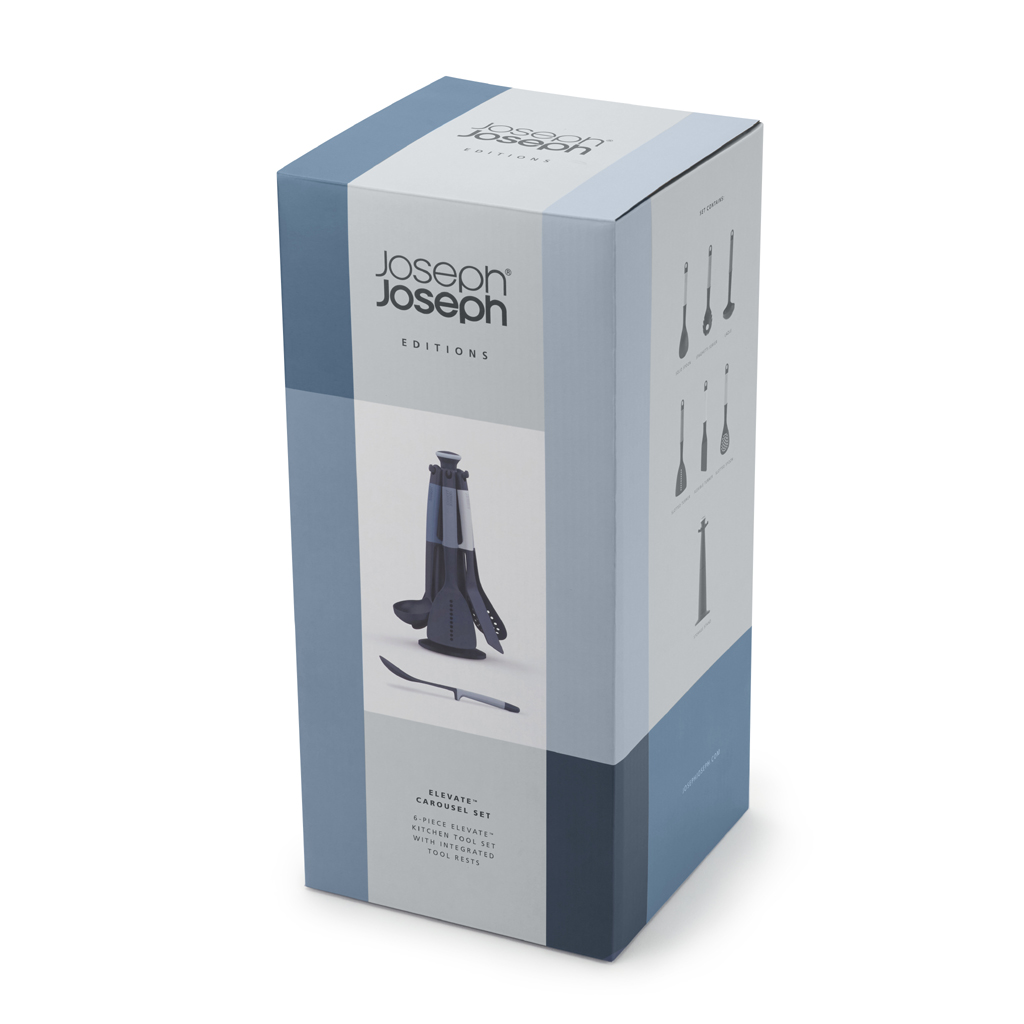 Schachtel mit Joseph Joseph Küchenutensilien. Es zeigt ein Set mit Ständer und Kochutensilien. Die Schachtel ist weiß, blau und grau.