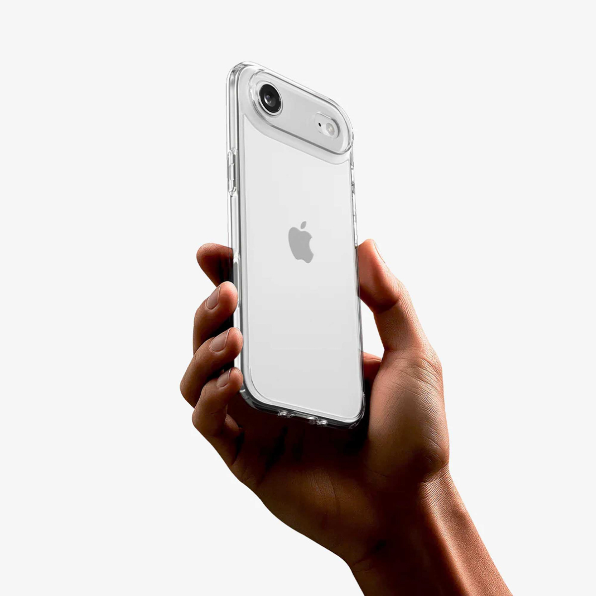 Een hand houdt een doorzichtige telefoonhoes vast met een iPhone erin. De telefoon heeft een zilveren Apple-logo. De achtergrond is wit.