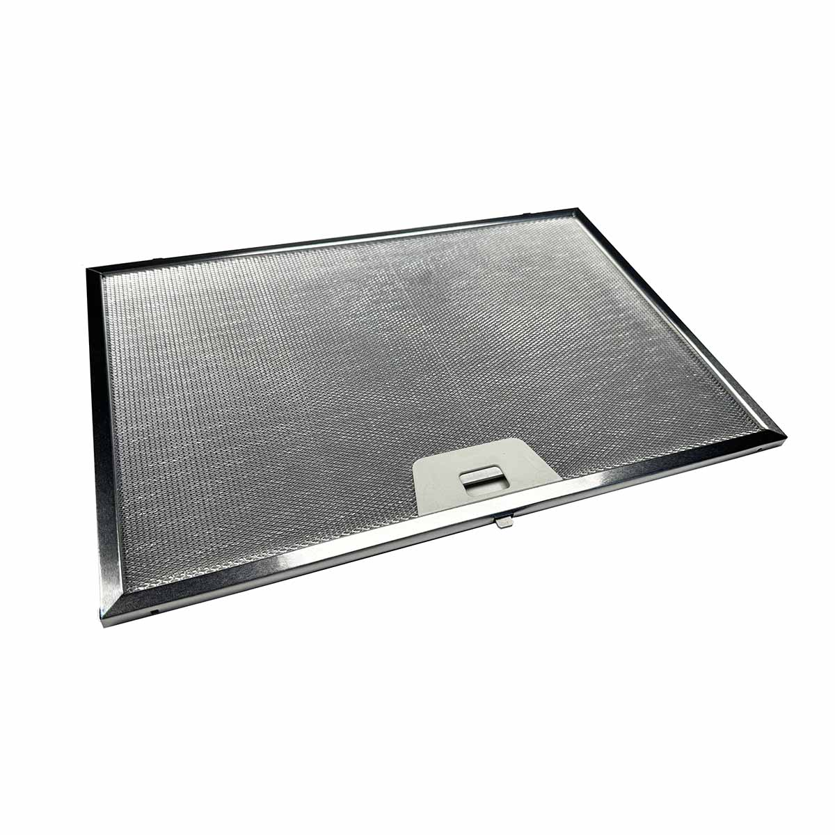 Ein rechteckiger Metallfilter für die Dunstabzugshaube. Er besteht aus feinem Mesh und hat einen Griff. Der Filter liegt vor weißem Hintergrund.