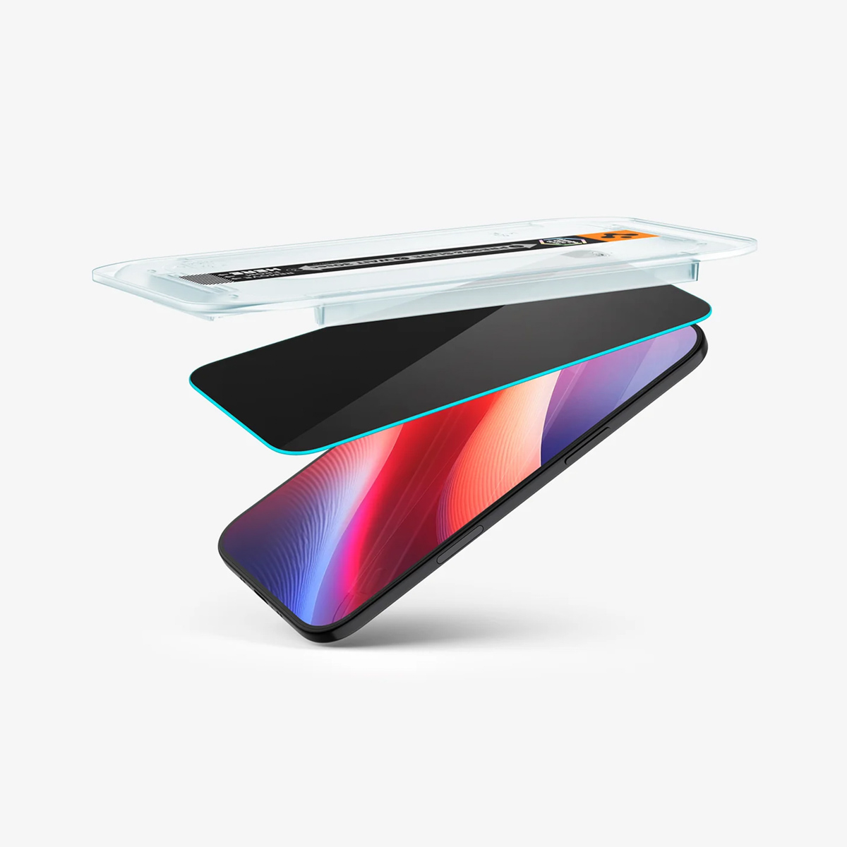 Een smartphone met schermbeschermer en verpakking, met een kleurrijk scherm, tegen een witte achtergrond.