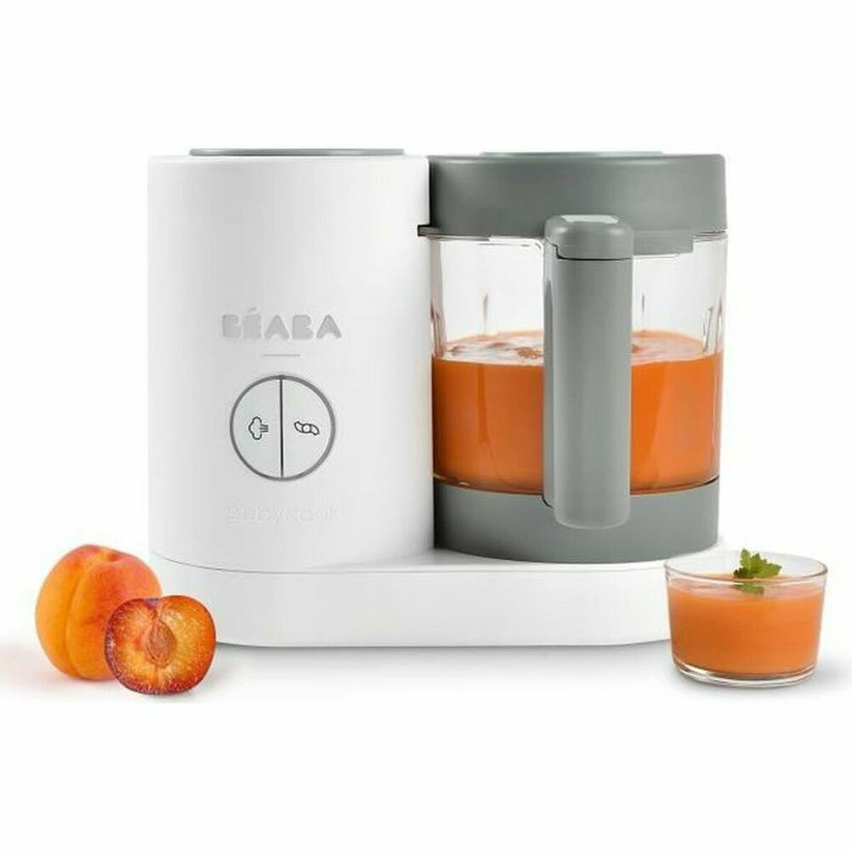 Ein weiß-grauer Babynahrungszubereiter mit orangener Flüssigkeit. Aprikose und ein Glas Püree sind davor.