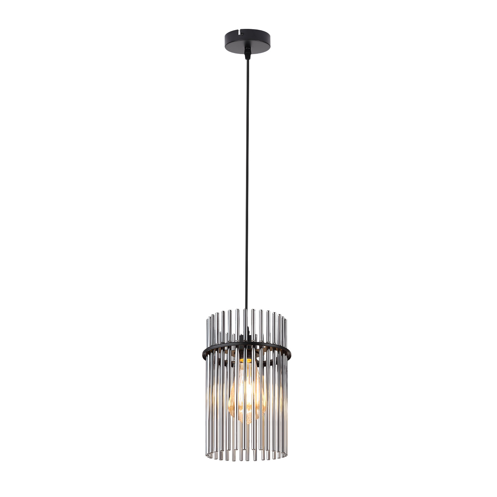 Nowoczesna lampa wisząca. Ma czarną podstawę, czarny kabel i cylindryczny klosz z pionowych chromowanych prętów.