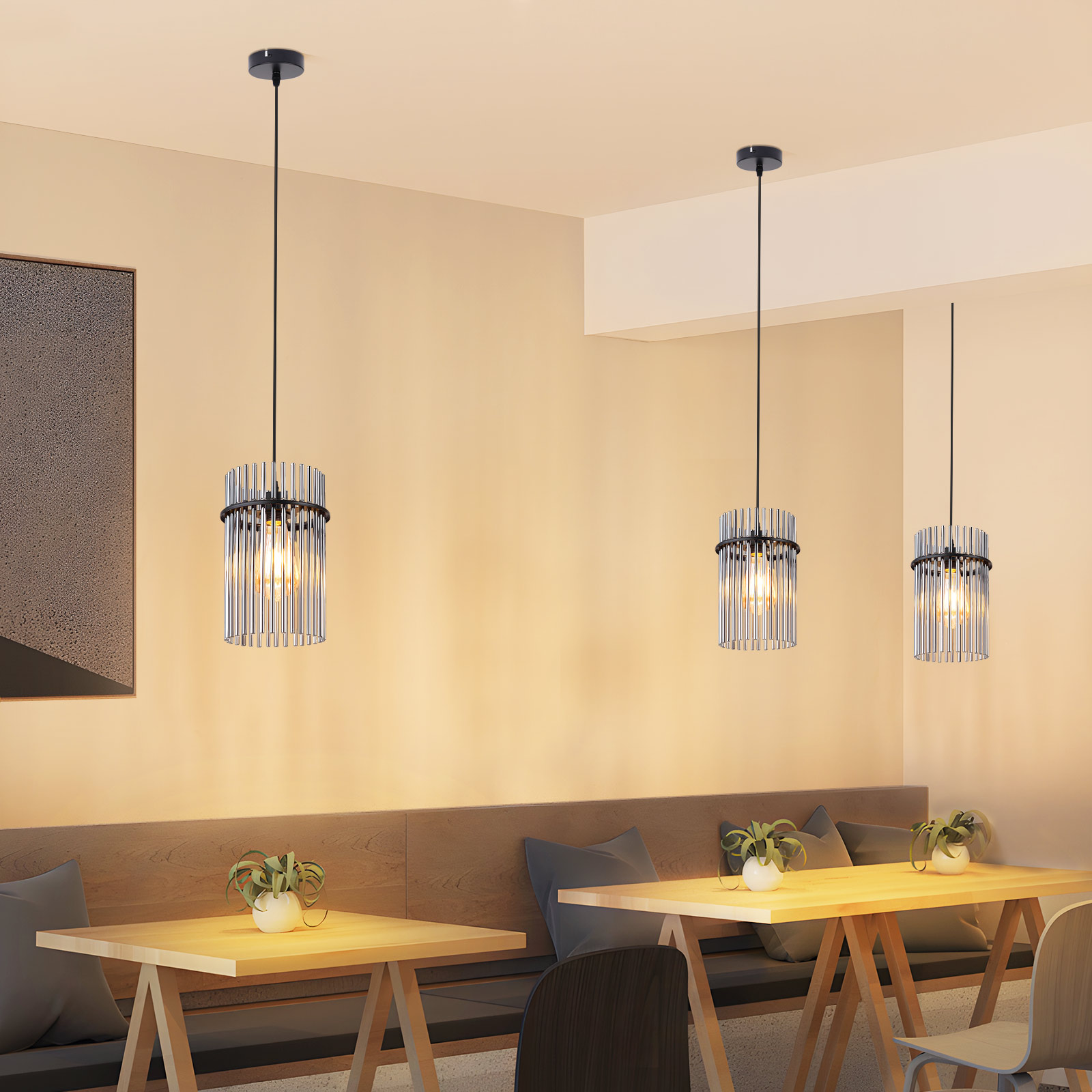 Wnętrze restauracji z lampami wiszącymi, stołami, krzesłami i drewnianą ławką. Neutralne odcienie i rośliny zdobią przestrzeń.