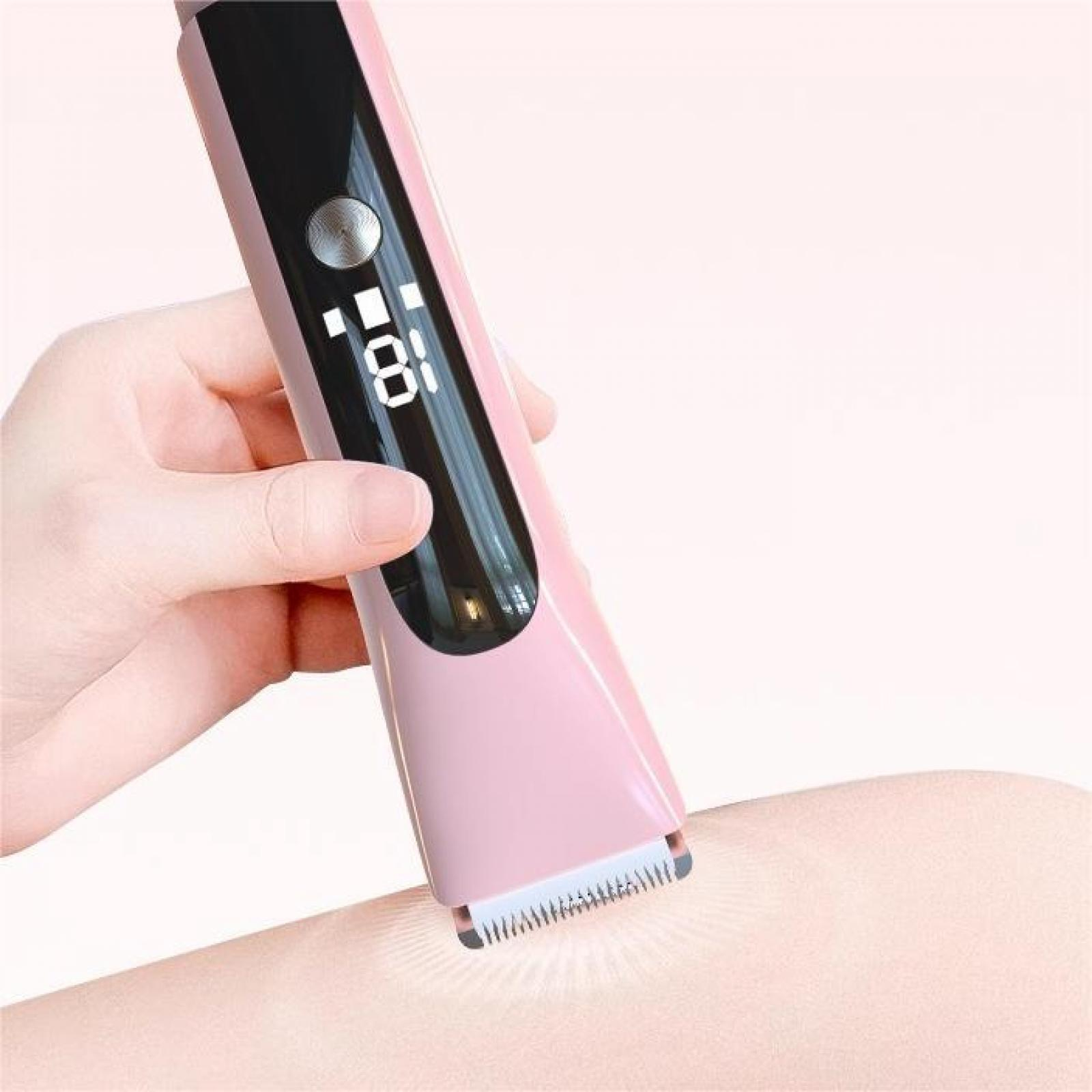Eine Person rasiert ihre Haut mit einem rosa elektrischen Trimmer. Das Display zeigt die Zahl 18. Der Trimmer ist eingeschaltet.