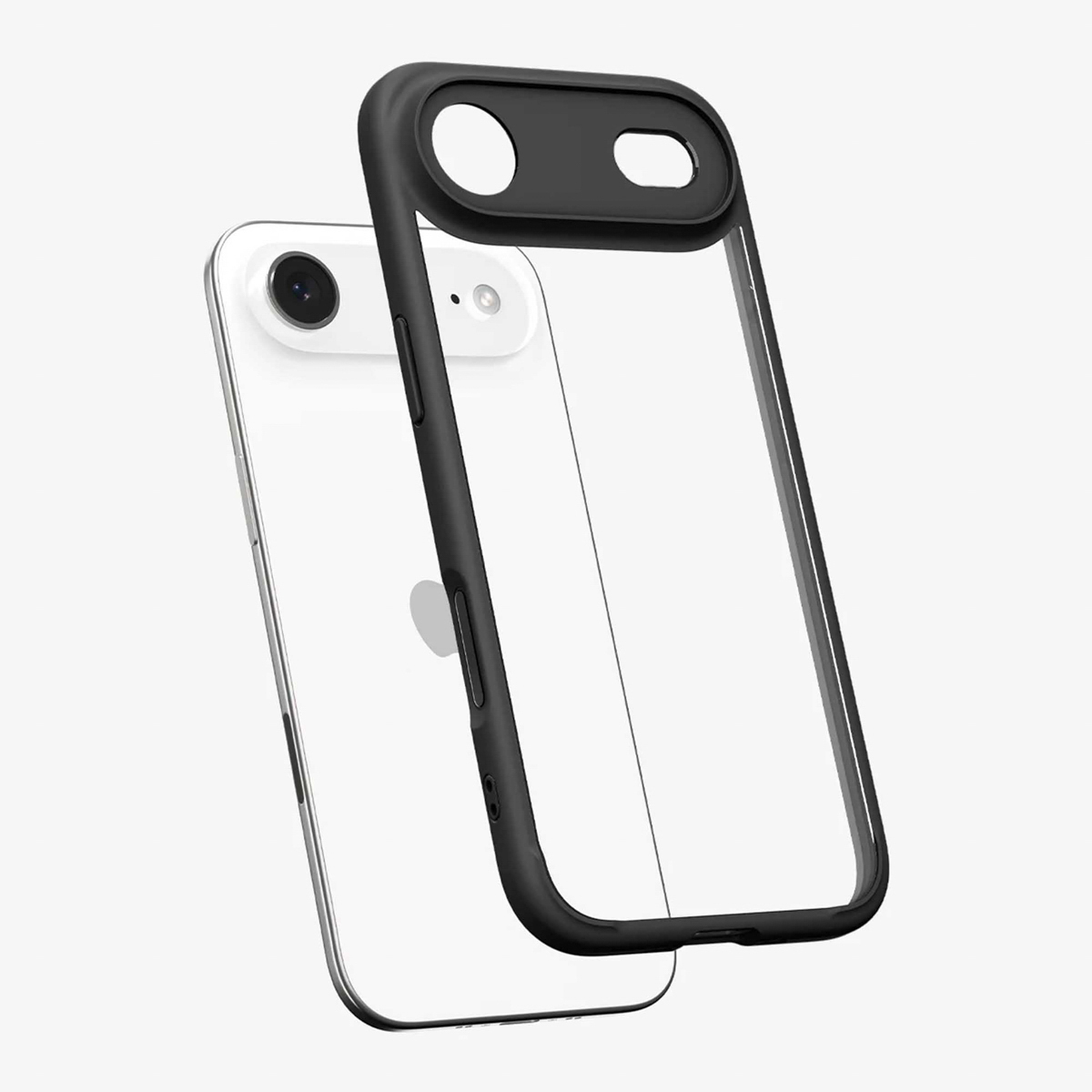 Un iPhone blanc avec une coque transparente devant une coque noire. Les deux sur fond blanc. La coque noire a des découpes pour l'appareil photo.