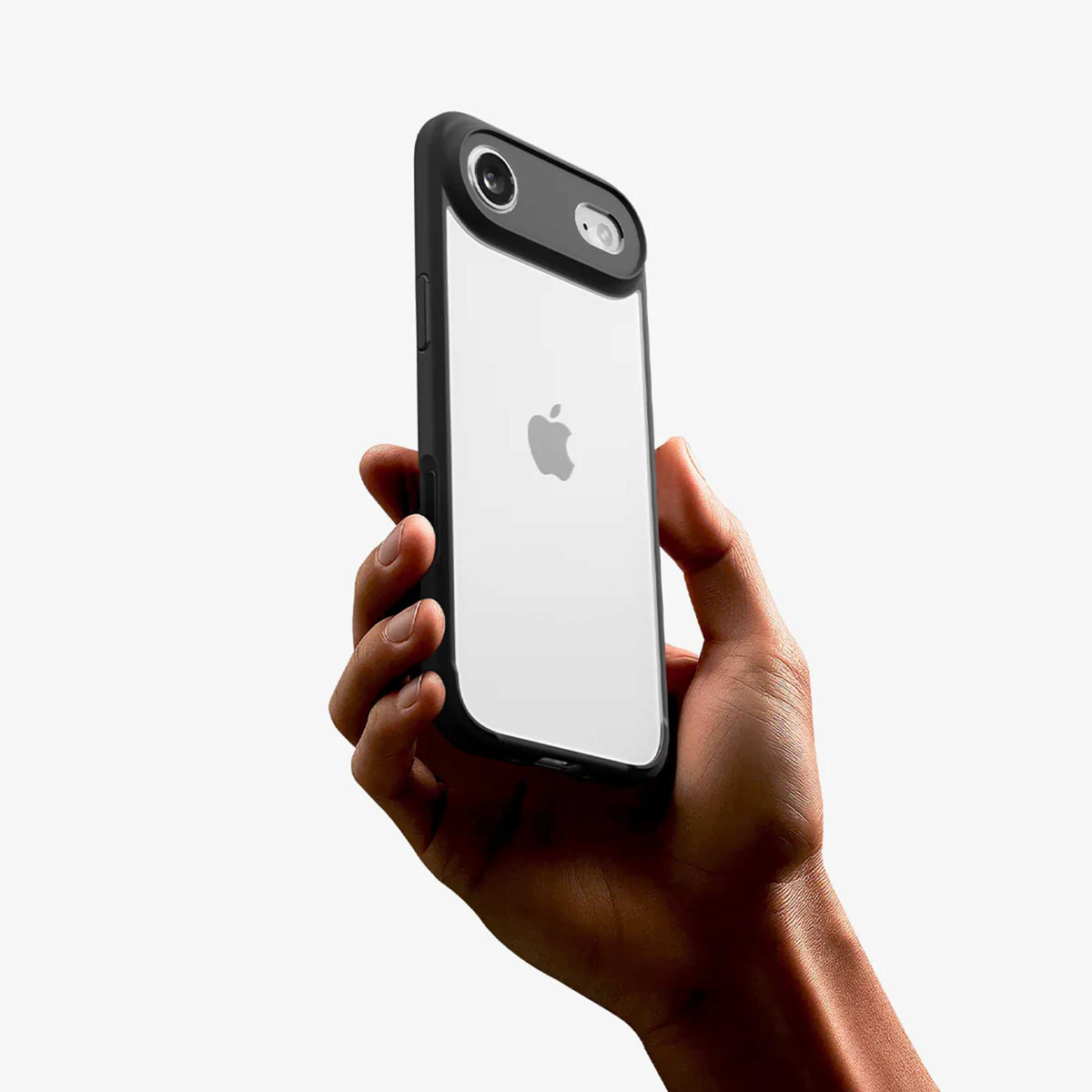 Une main tenant un téléphone avec une coque transparente. Le téléphone est blanc avec un logo Apple. La coque est noire.