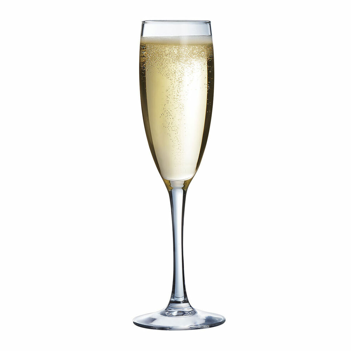 Ein Sektglas gefüllt mit sprudelnder, goldener Flüssigkeit. Das Glas hat einen langen Stiel und einen breiten Fuß, vor weißem Hintergrund.