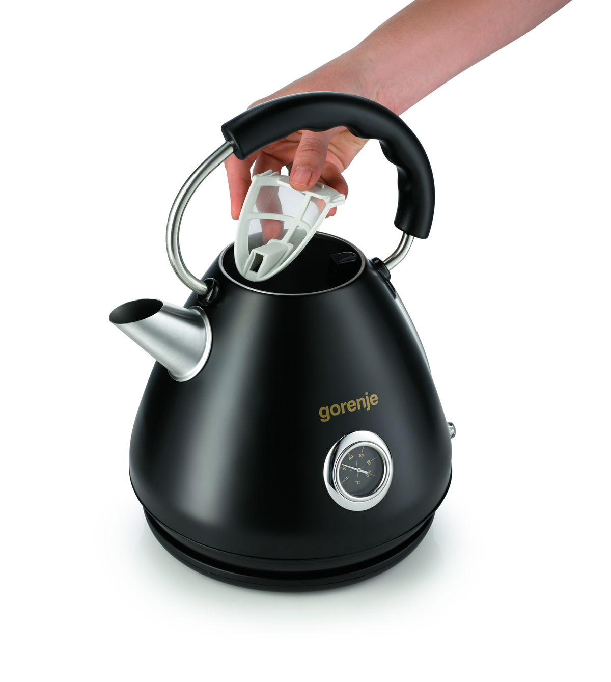 Una mano inserisce un filtro bianco in un bollitore nero. Il bollitore ha un beccuccio e un manico argentati. Il marchio 'gorenje' è visibile.