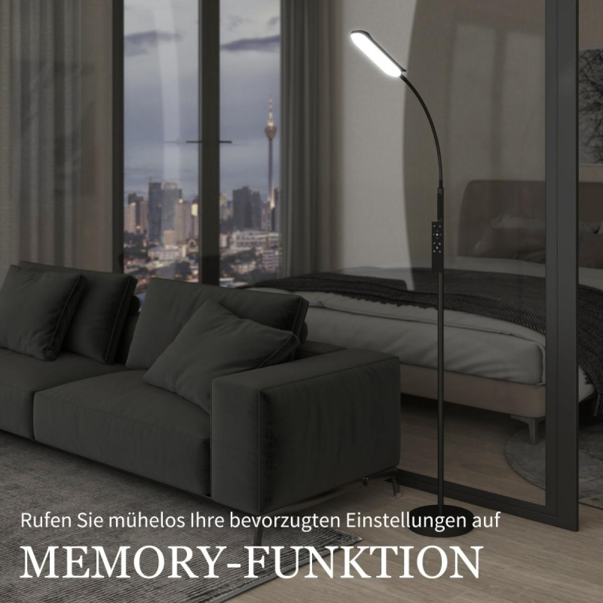 Ein modernes Wohnzimmer mit schwarzem Sofa, Stehlampe und Stadtblick durch ein großes Fenster. Text: 'MEMORY-FUNKTION'.