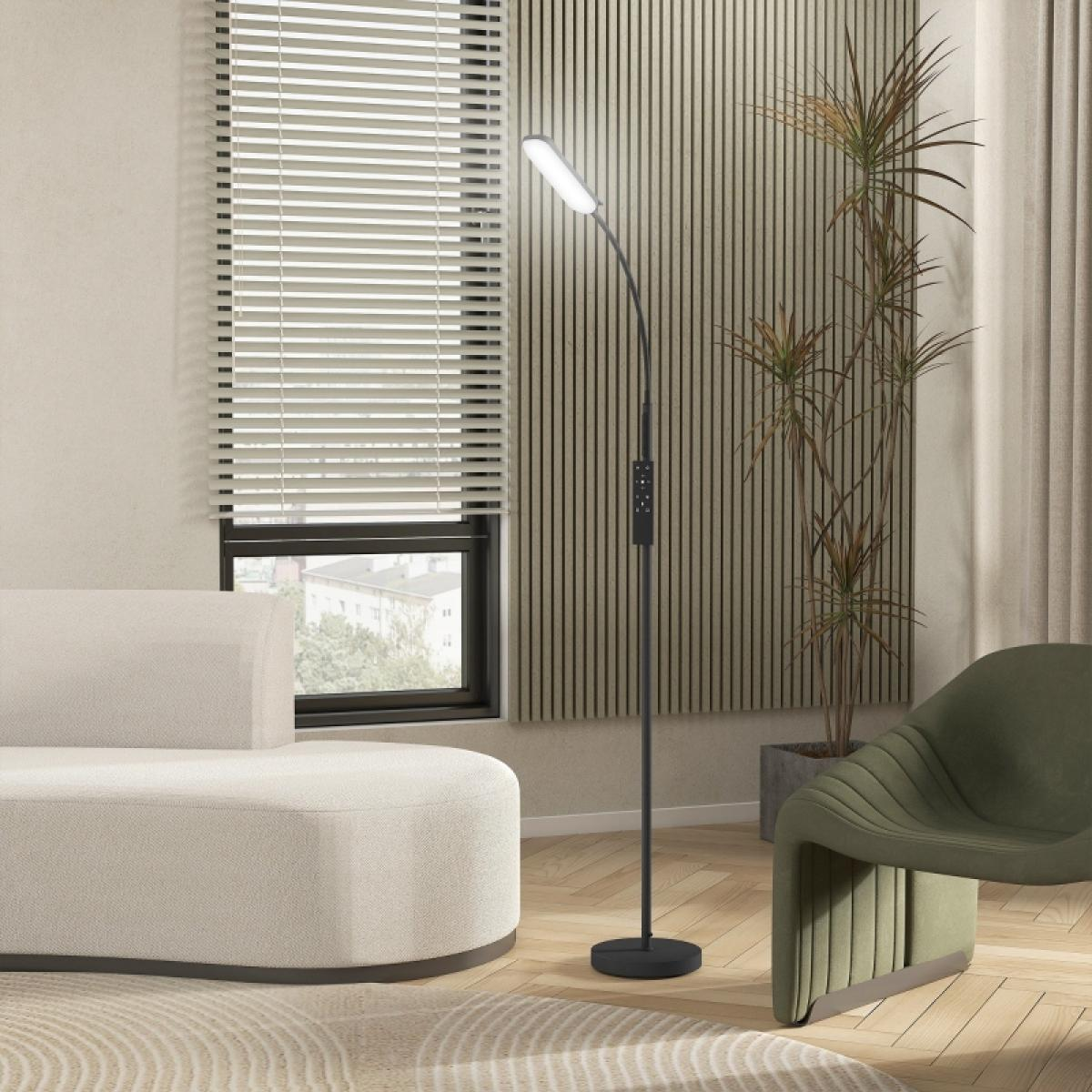 Ein modernes Wohnzimmer mit hoher Lampe, Sofa, grünem Stuhl und Pflanze. Ein Fenster mit Jalousien ist sichtbar.