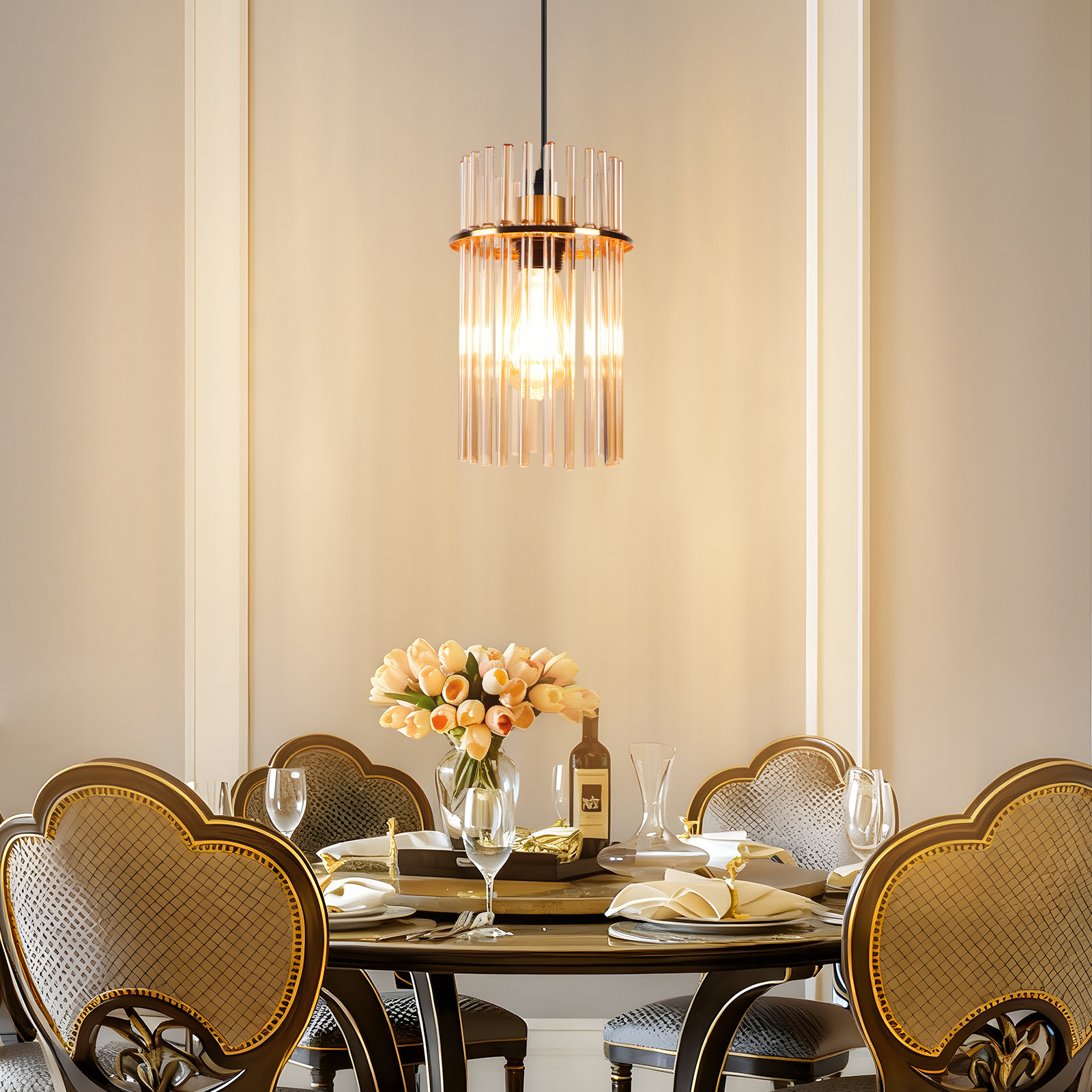 Ein Esszimmer mit rundem Tisch, gedeckt. Eine Lampe hängt darüber. Es gibt Blumen und Stühle.