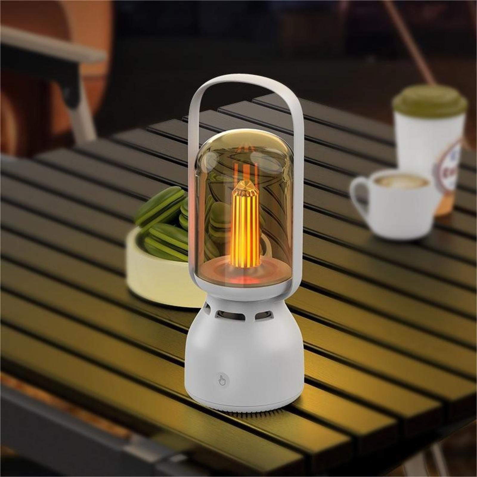 Eine weiße Lampe mit Griff auf einem Tisch. Makkrons und Kaffeetassen sind ebenfalls auf dem Tisch.