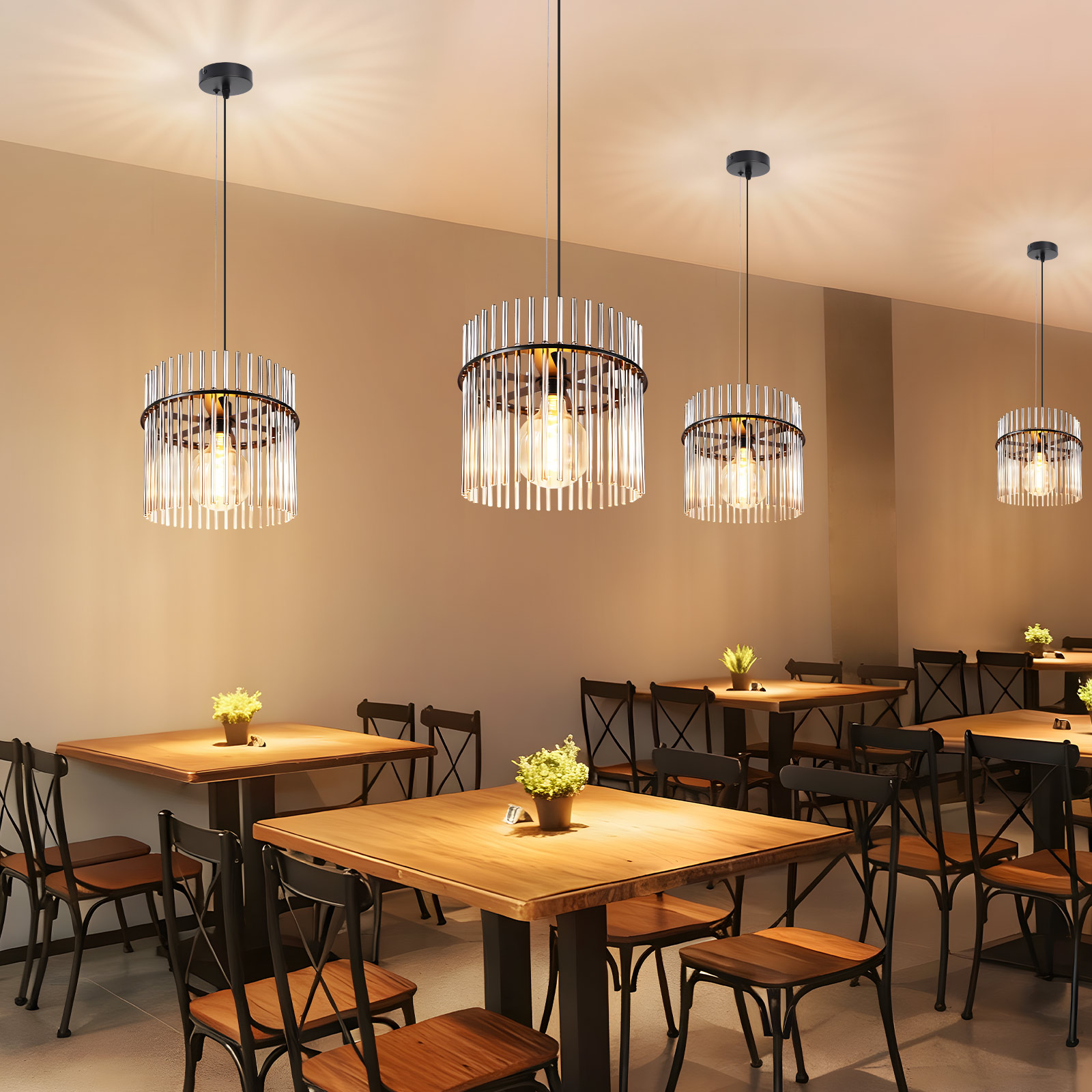 Restaurantinnenraum mit Tischen, Stühlen und Hängelampen. Tische haben Pflanzen. Lampen sind kristall- und kreisförmig.