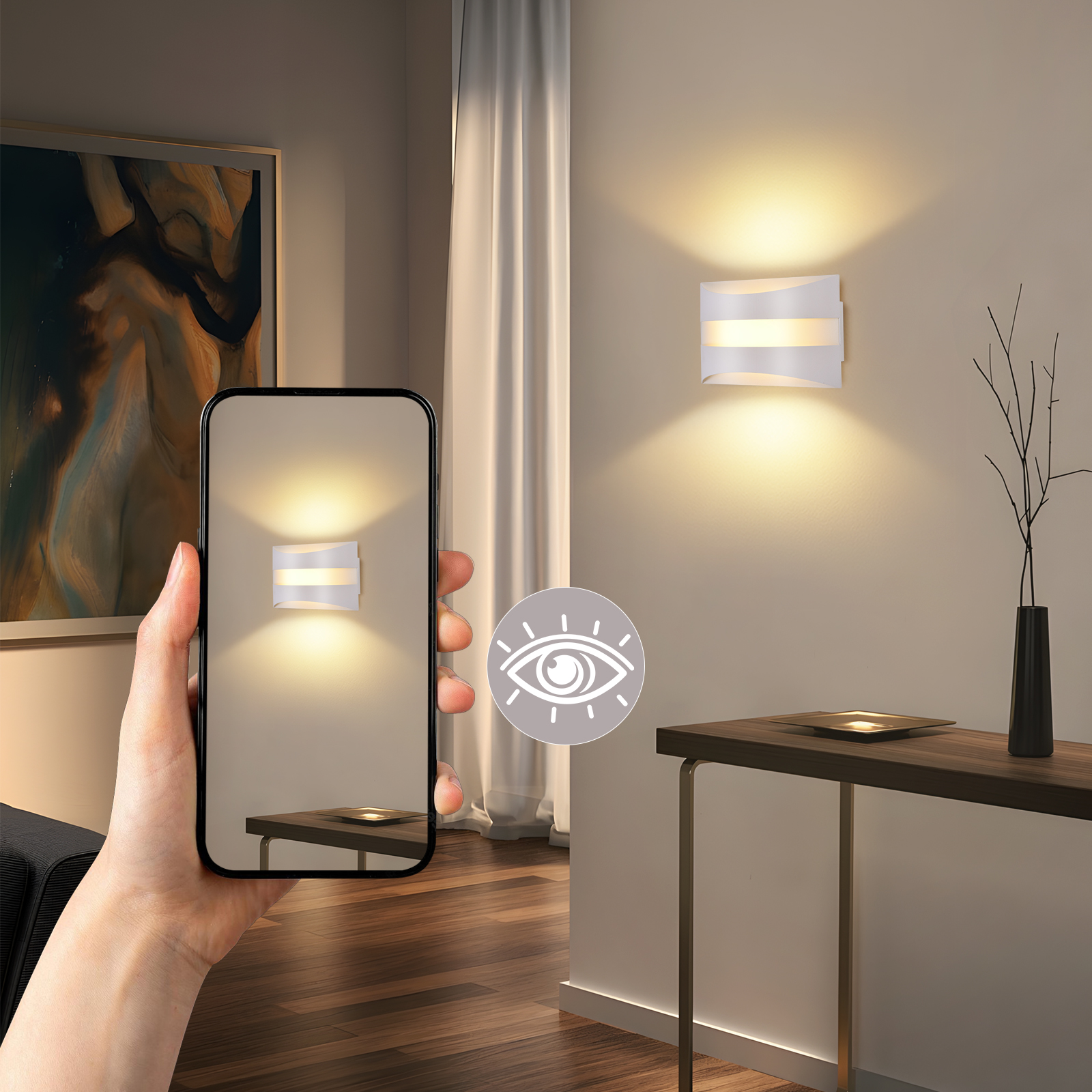 Una mano tiene un telefono che mostra una lampada da parete. C'è un'altra lampada sul muro. Un tavolo con decorazioni sullo sfondo.