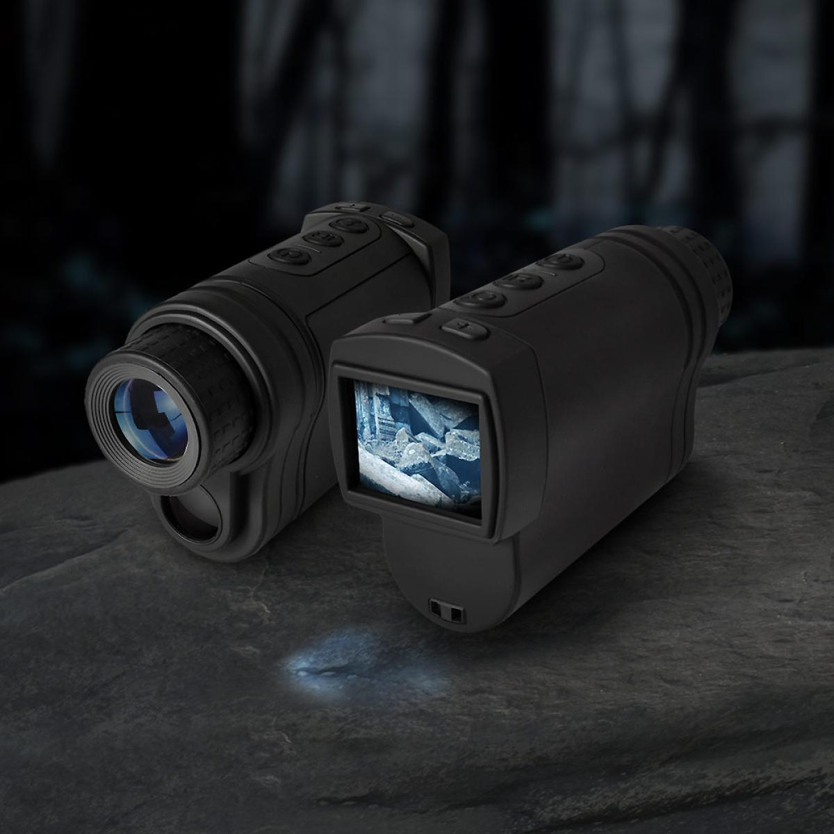Twee zwarte nachtkijkers op een rots. Eén toont een beeld op het scherm, de andere met een lens. Donkere achtergrond met vage bomen.