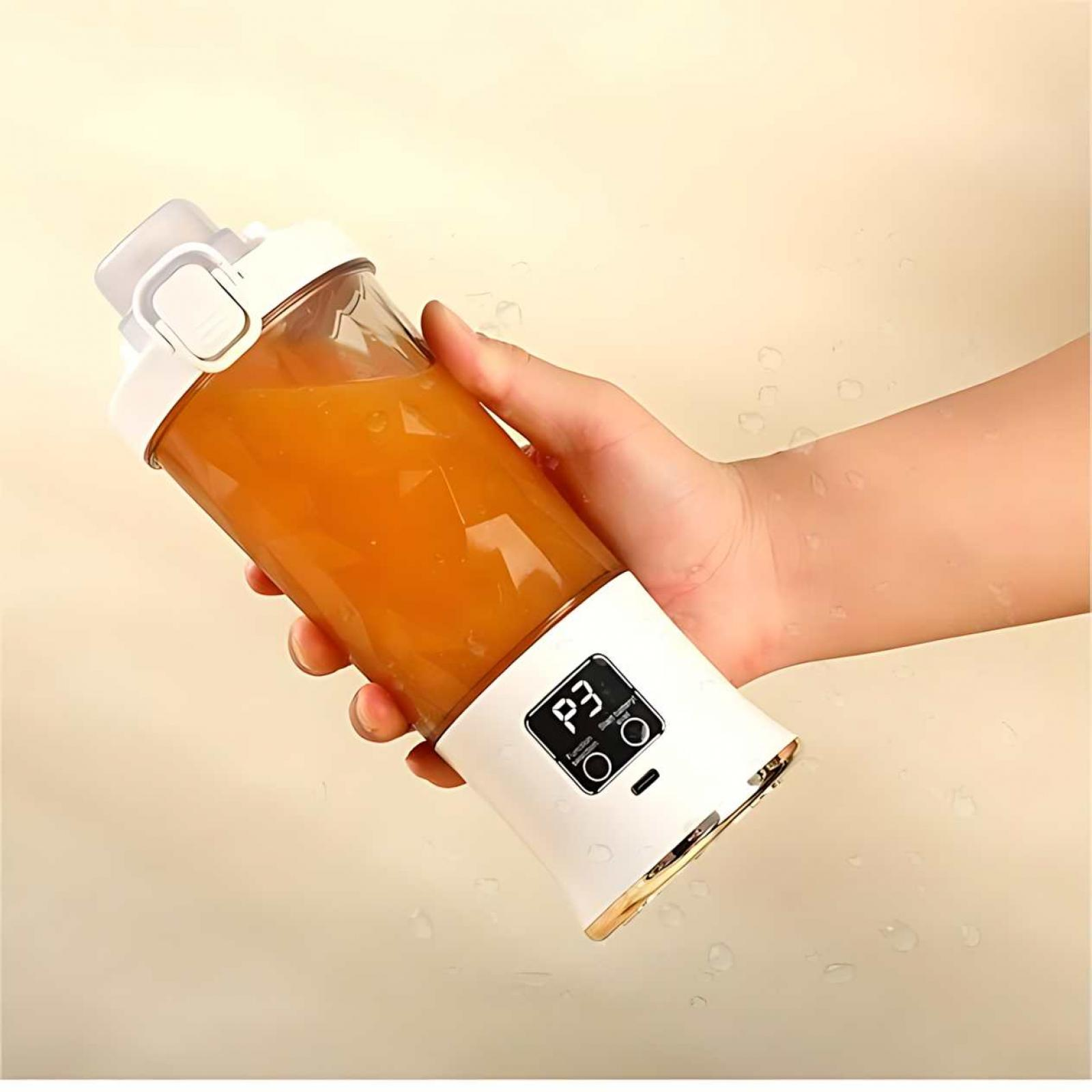 Hand hält einen weißen und transparenten Mixer mit orangener Flüssigkeit. Anzeige zeigt P3.