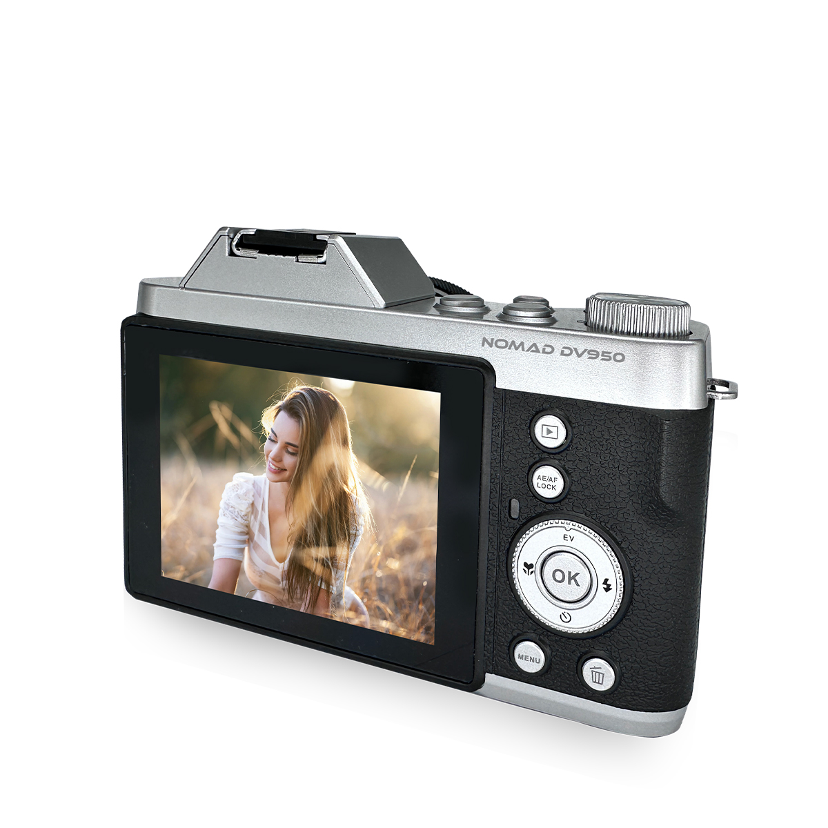 Aparat cyfrowy wyświetla uśmiechniętą kobietę na polu. Aparat jest srebrny i czarny, z czarnym uchwytem przypominającym skórę.