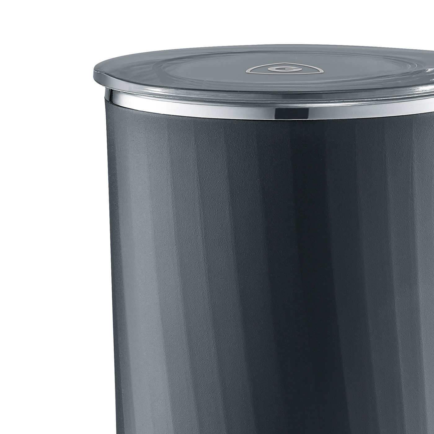 Une poubelle cylindrique gris foncé avec un bord argenté et un couvercle gris sur fond blanc.