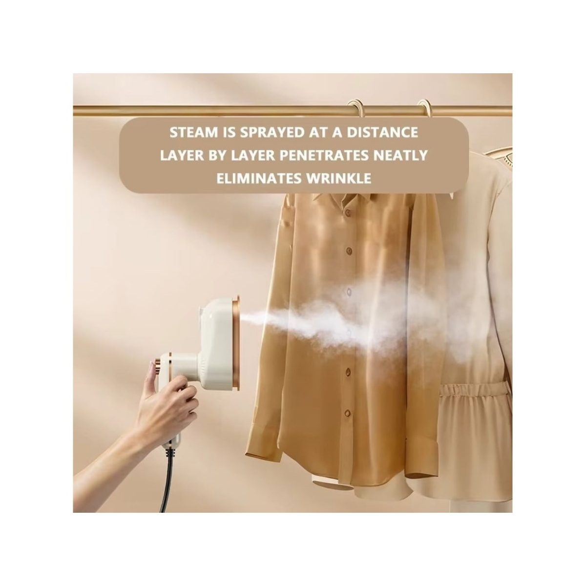 Eine Hand hält einen weißen und goldenen Steamer und bedampft ein beiges Hemd. Dampf wird abgegeben, der Falten beseitigt.