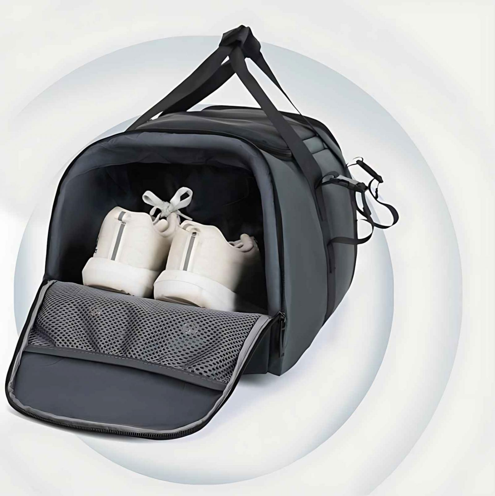 Eine graue Reisetasche ist geöffnet und zeigt zwei weiße Turnschuhe. Die Tasche hat schwarze Griffe und steht vor einem weißen Hintergrund.