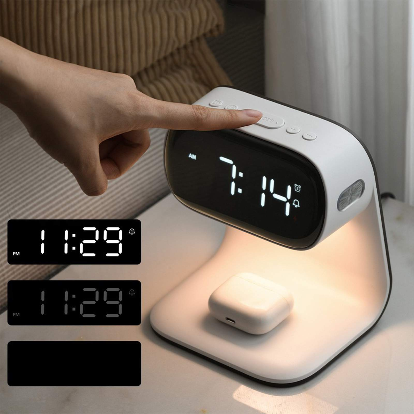 Eine Hand drückt eine Taste auf einer weißen Uhr mit Digitalanzeige 7:14 Uhr. Ein AirPod-Etui liegt darunter.