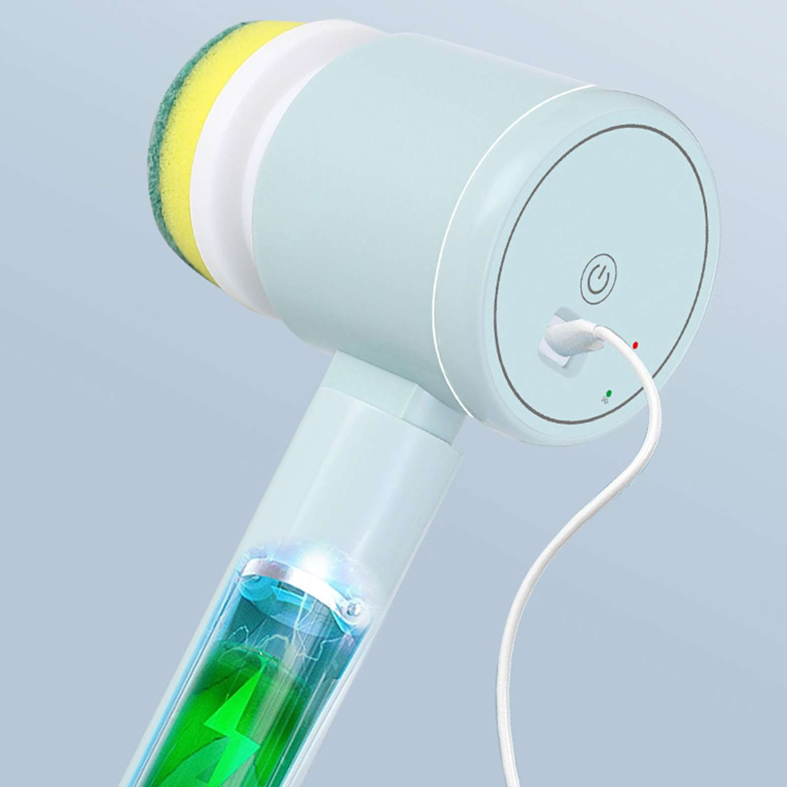 Eine blau-weiße elektrische Reinigungsbürste mit angeschlossenem Ladekabel. Der Bürstenkopf hat einen Schwamm.