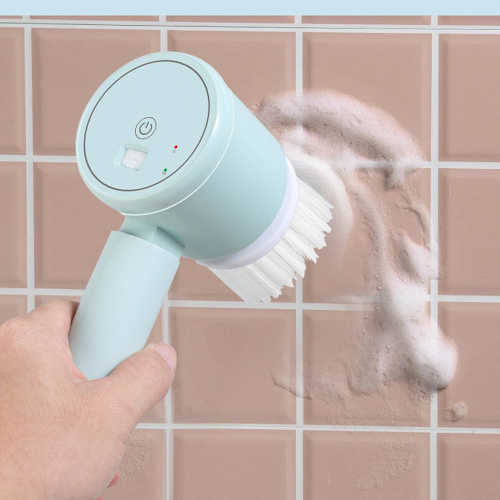 Eine Hand hält eine blaue Reinigungsbürste mit weißen Borsten und reinigt eine rosa geflieste Wand mit Seifenschaum.