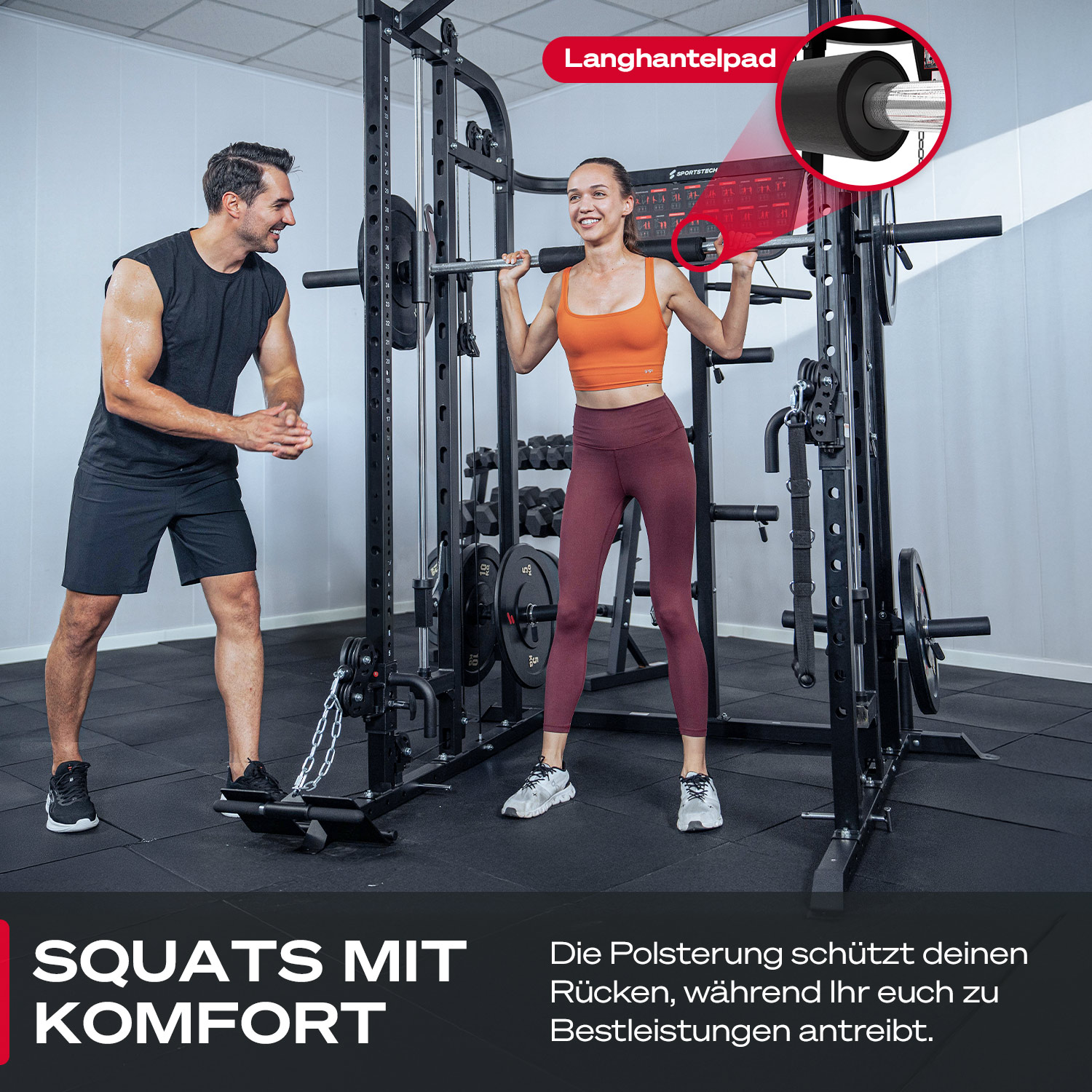 Eine Frau macht Kniebeugen mit einer Langhantel, angeleitet von einem Mann. Ausrüstung umfasst ein Reck. Text sagt 'Squats mit Komfort'.