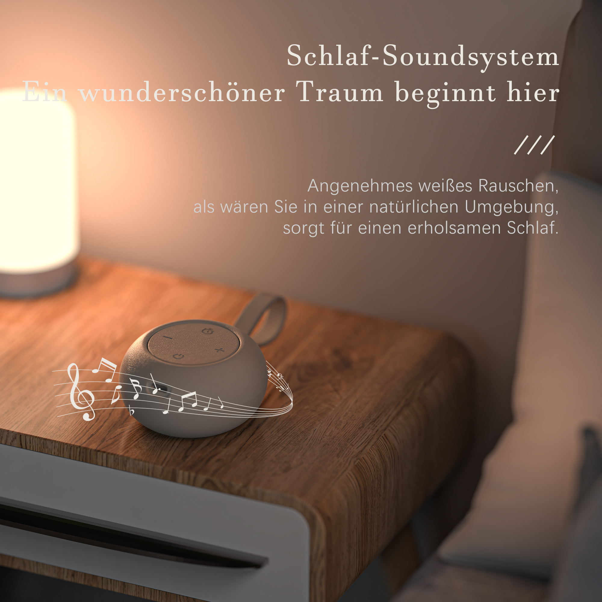Graue Klangmaschine mit Noten auf einem Nachttisch. Links steht eine Lampe. Textüberlagerungen.