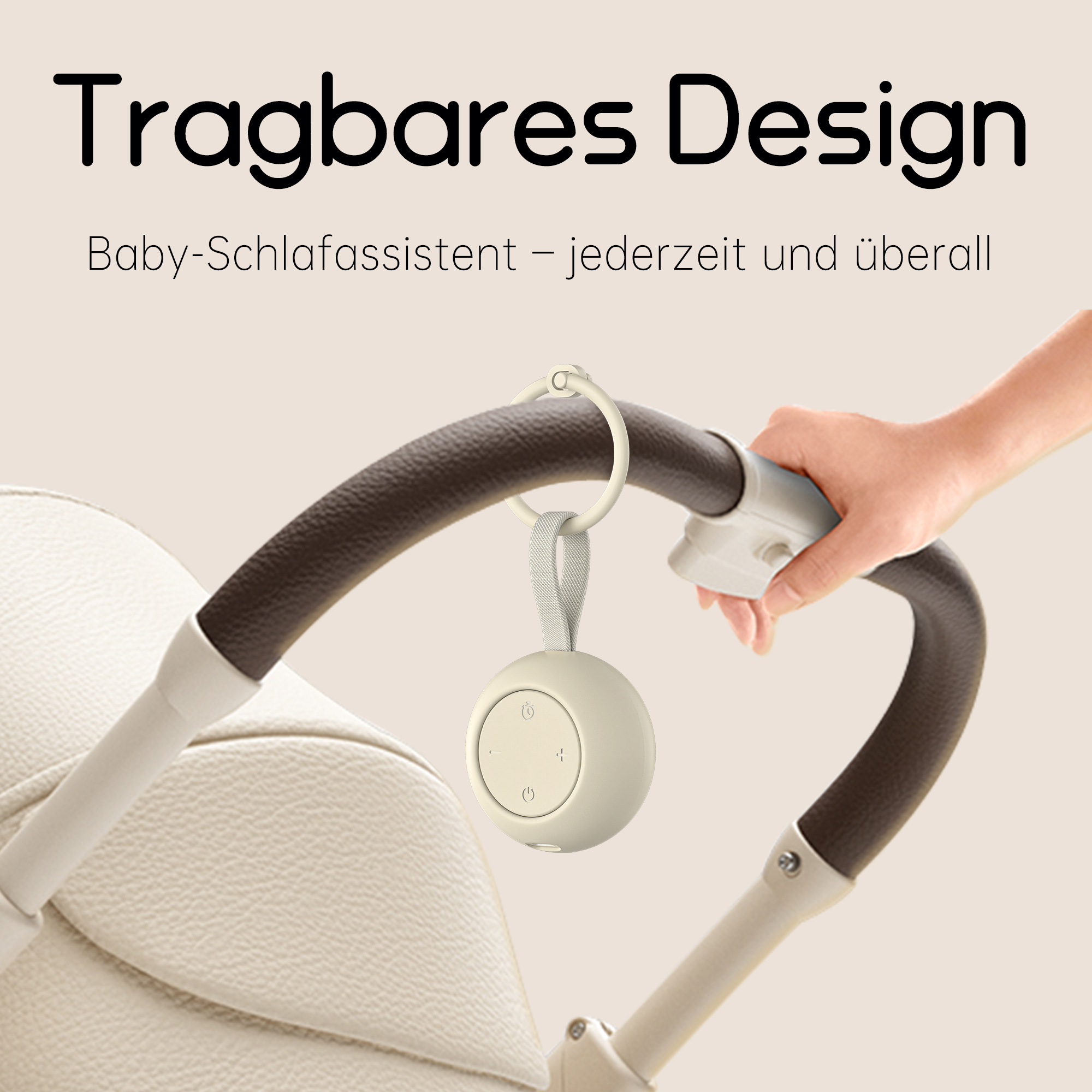 Eine Hand, die einen Kinderwagen hält, an dem ein Baby-Schlafhelfer hängt. Beige- und Brauntöne dominieren.