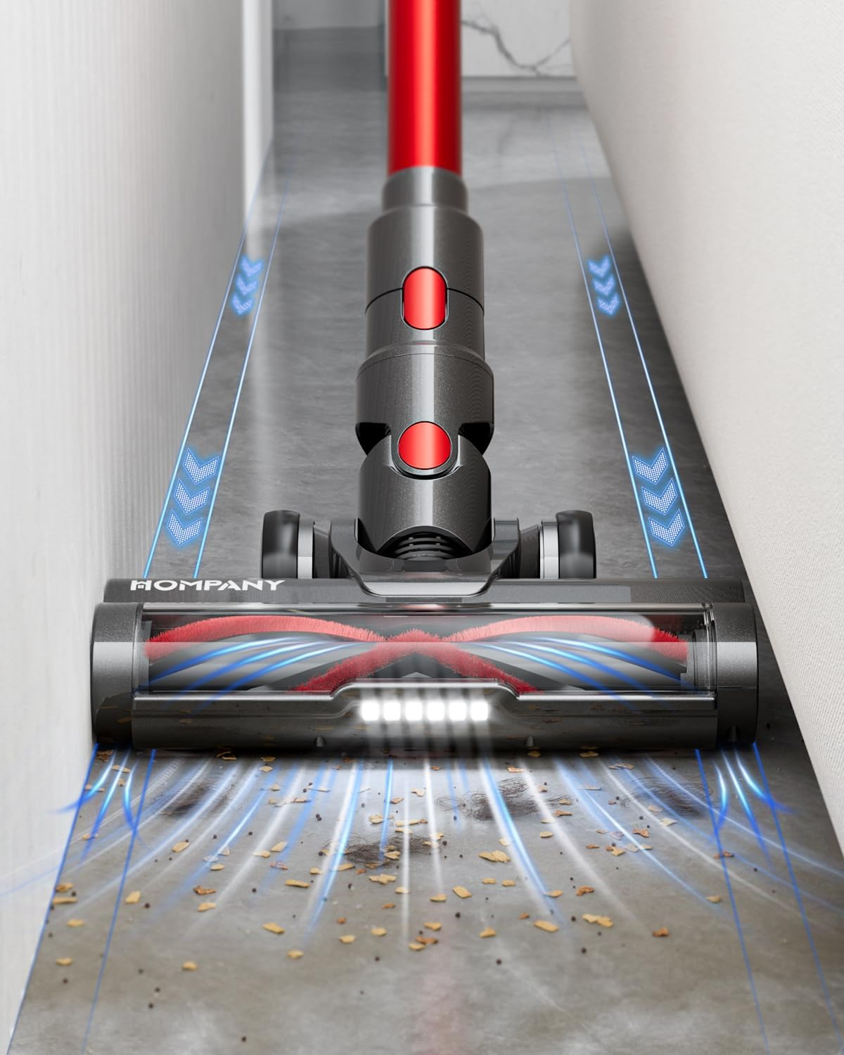 Szary i czerwony odkurzacz czyści podłogę. Strzałki wskazują ścieżkę czyszczenia. Na podłodze widać zanieczyszczenia.