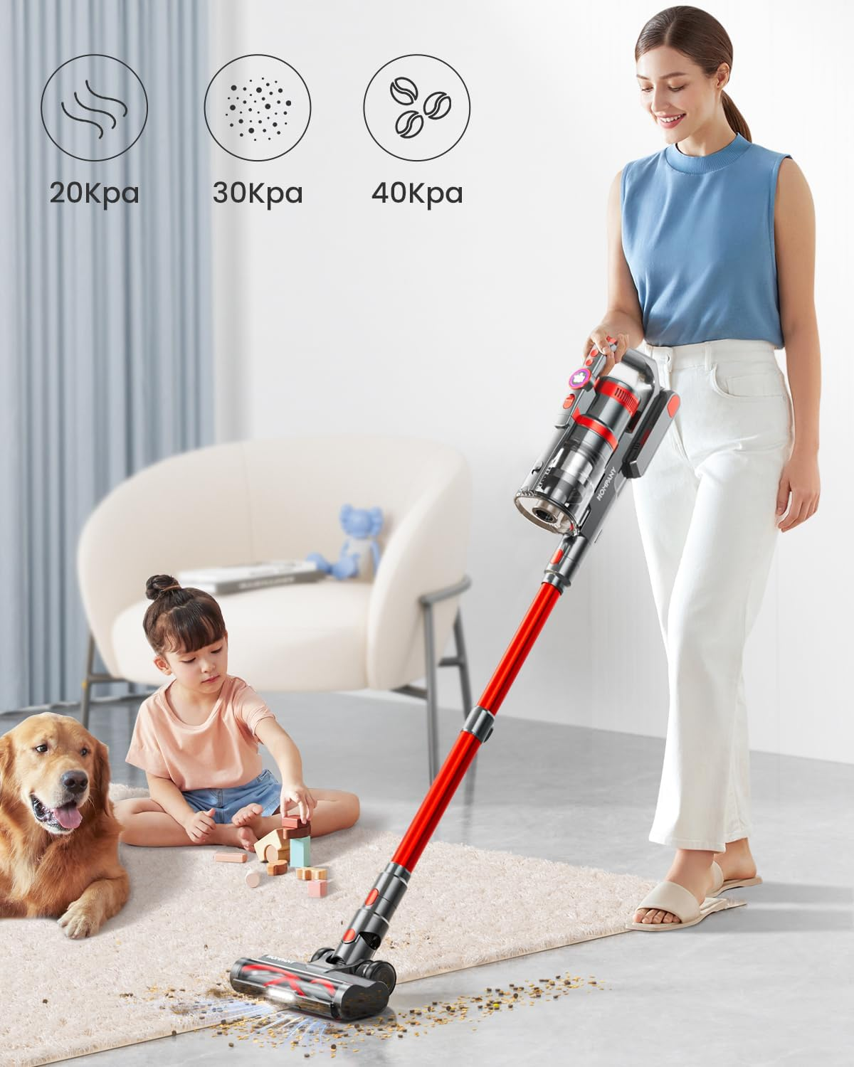Kobieta odkurza dywan. Dziecko bawi się w pobliżu klockami, obok siedzi pies. Specyfikacje odkurzacza są pokazane w tle.