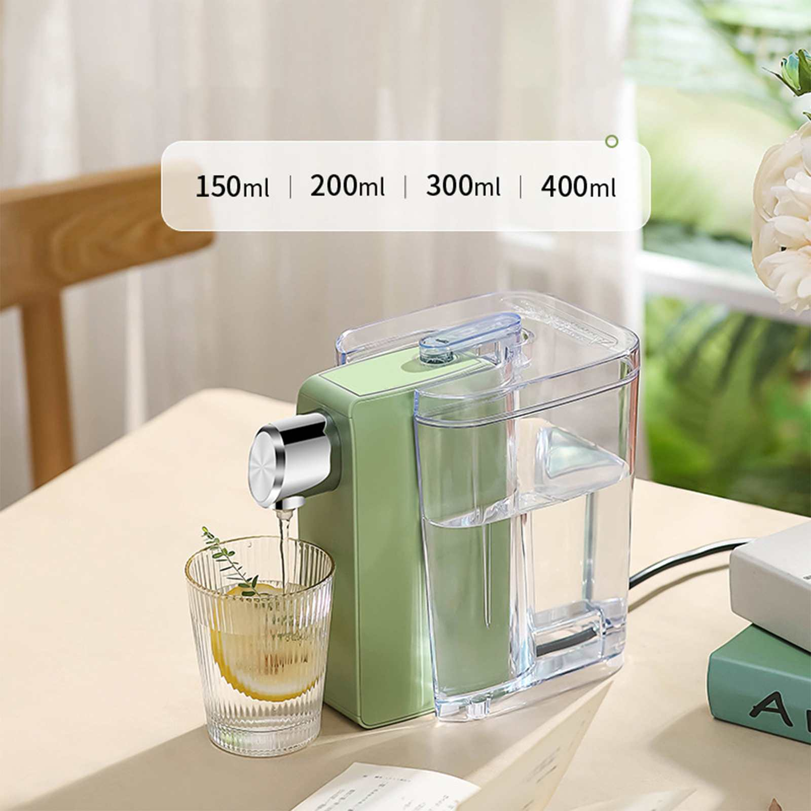 Grüner Wasserspender, der Wasser in ein Glas mit Zitrone gießt. Klarer Wasserbehälter rechts.