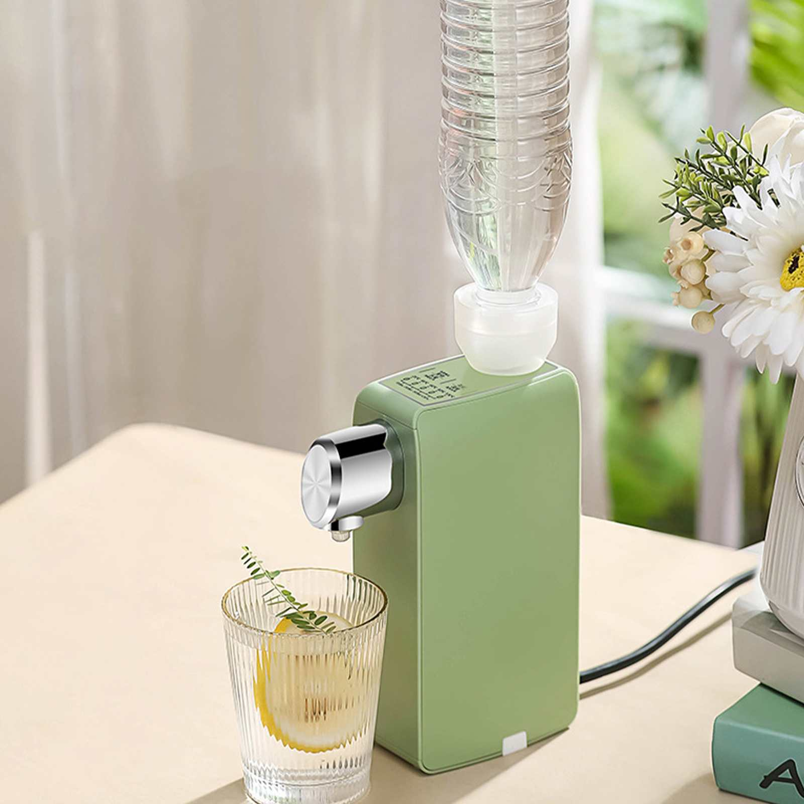 Grüner Wasserspender mit Flasche oben. Glas mit Zitrone und Wasser davor. Blumen im Hintergrund.
