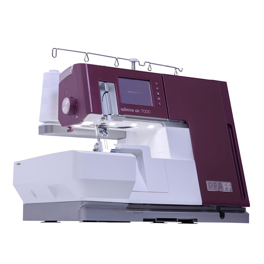 Una máquina overlock Pfaff admire air 7000 con una combinación de colores burdeos y blanco. Incluye una pantalla digital y el logotipo de la marca.