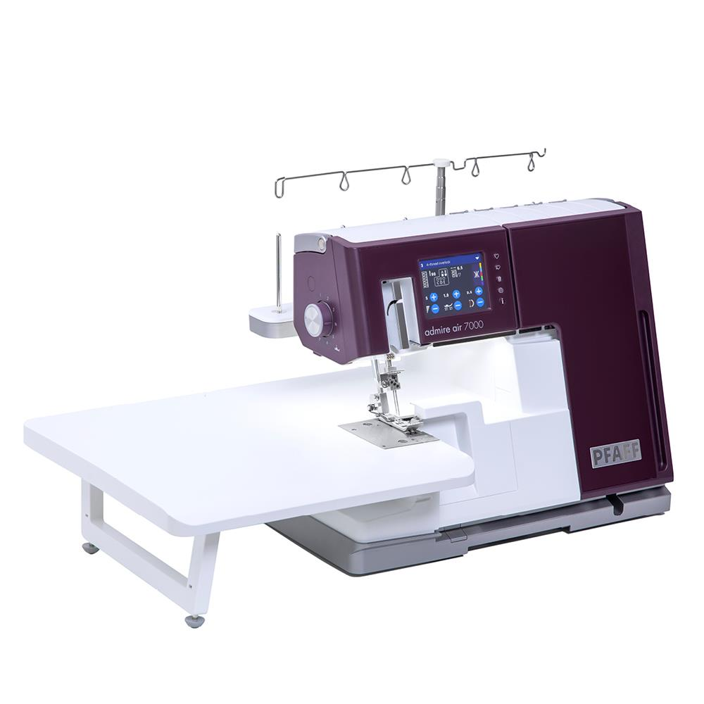 Una overlock Pfaff Admire Air 7000 en blanco y morado. Tiene una mesa blanca y una pantalla digital. El fondo es blanco.