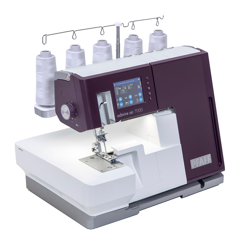 Se muestra una máquina overlock Pfaff Admire Air 7000. Es blanca y morada con carretes de hilo blanco, lista para proyectos de costura.