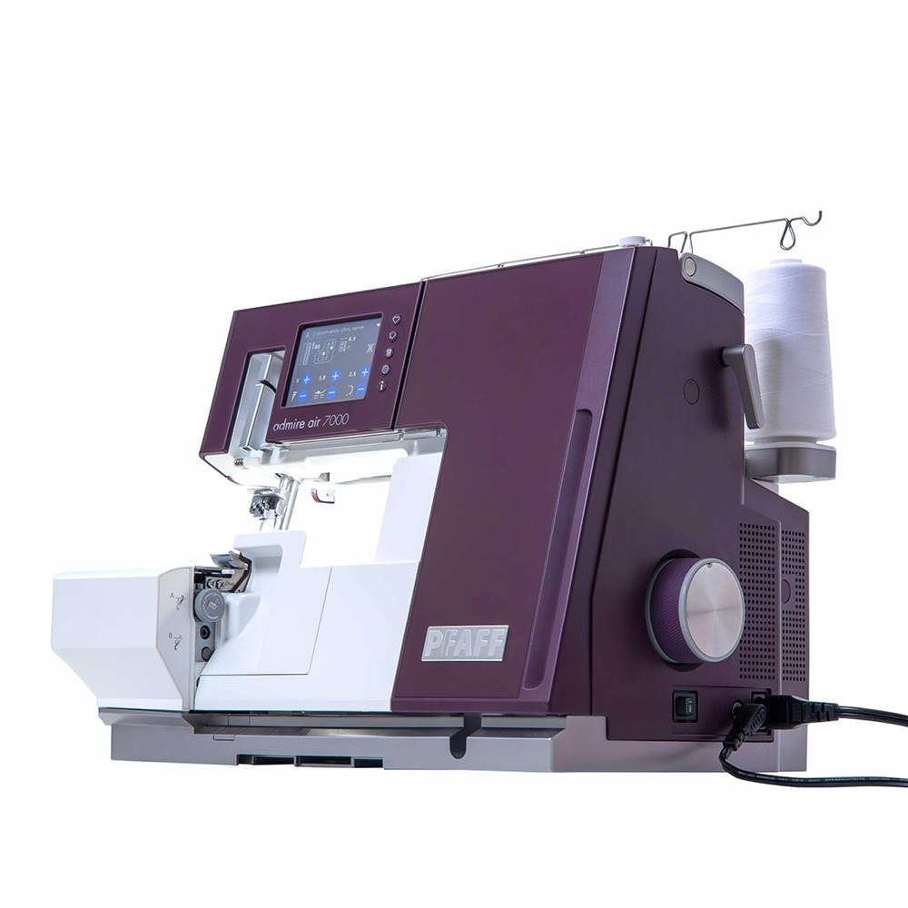 Una overlock Pfaff admire air 7000 sobre un fondo blanco. La máquina es morada y blanca, con una pantalla y una bobina de hilo.