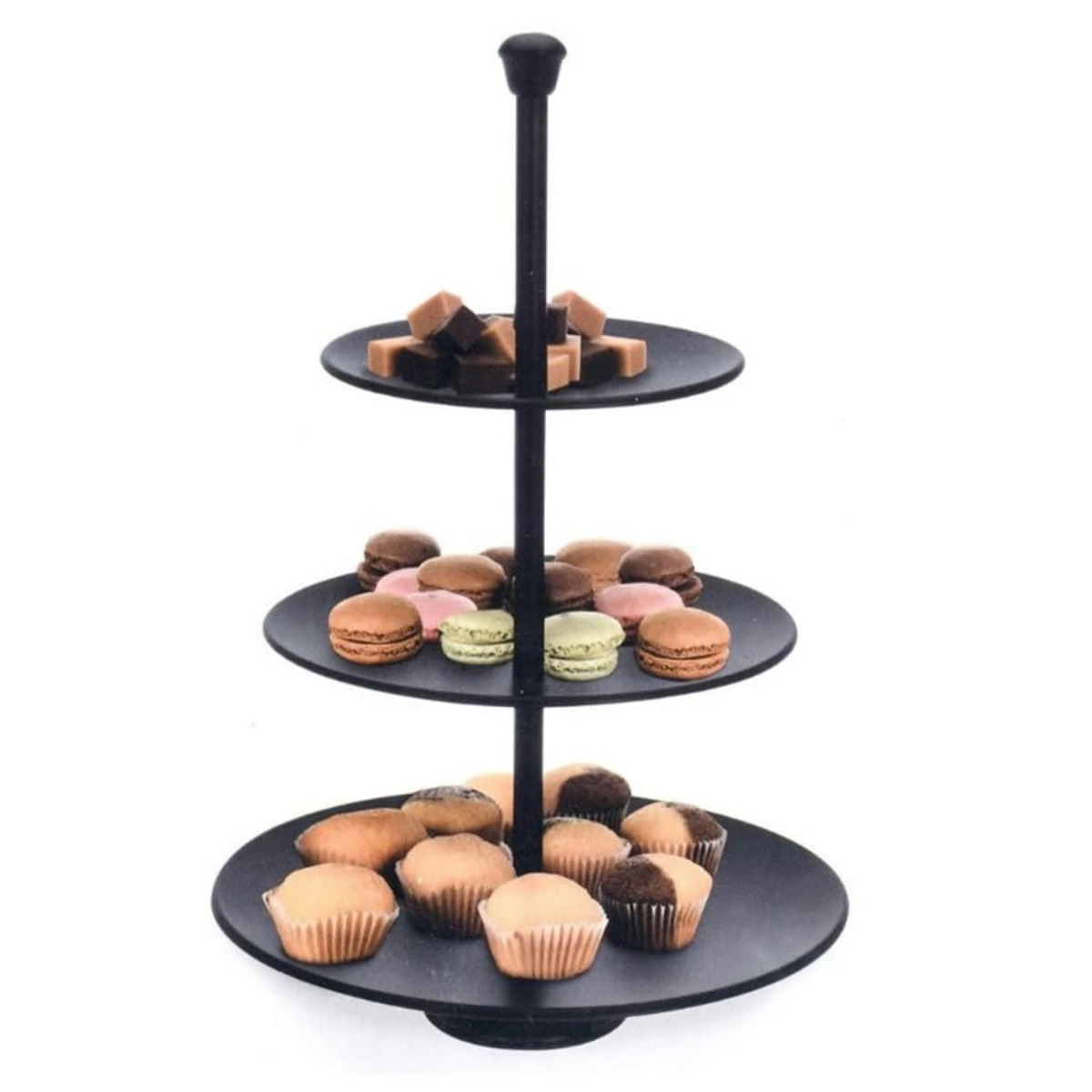 Ein dreistöckiger Dessertständer mit Fudge, Macarons und Cupcakes. Schwarzer Ständer vor weißem Hintergrund.