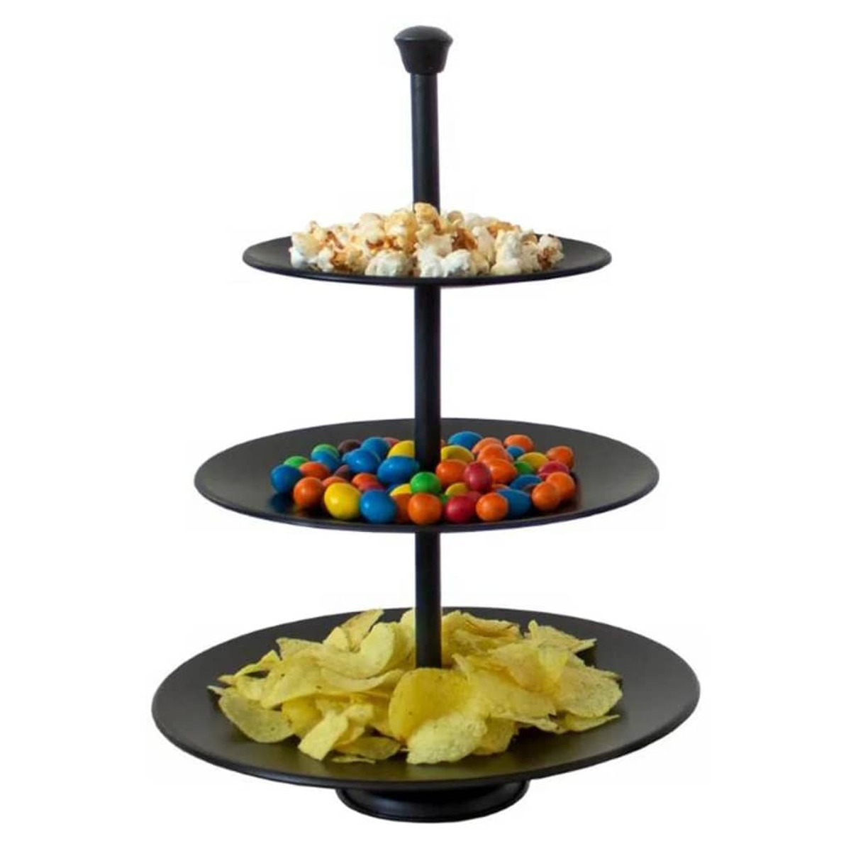 Ein dreistöckiges Serviertablett enthält Popcorn, bunte Süßigkeiten und Kartoffelchips. Das Tablett ist schwarz, der Hintergrund ist weiß.