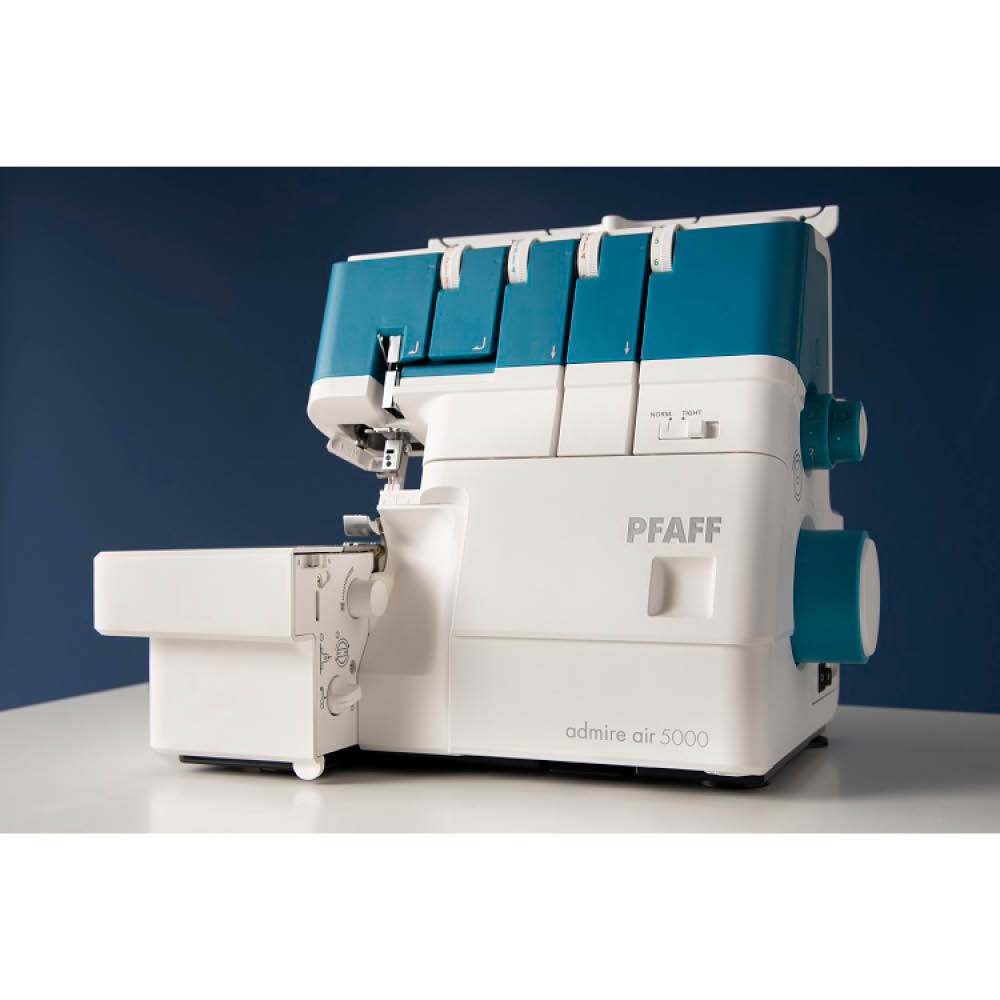 Una overlock Pfaff Admire Air 5000 blanca y turquesa sobre una superficie blanca contra un fondo azul oscuro.