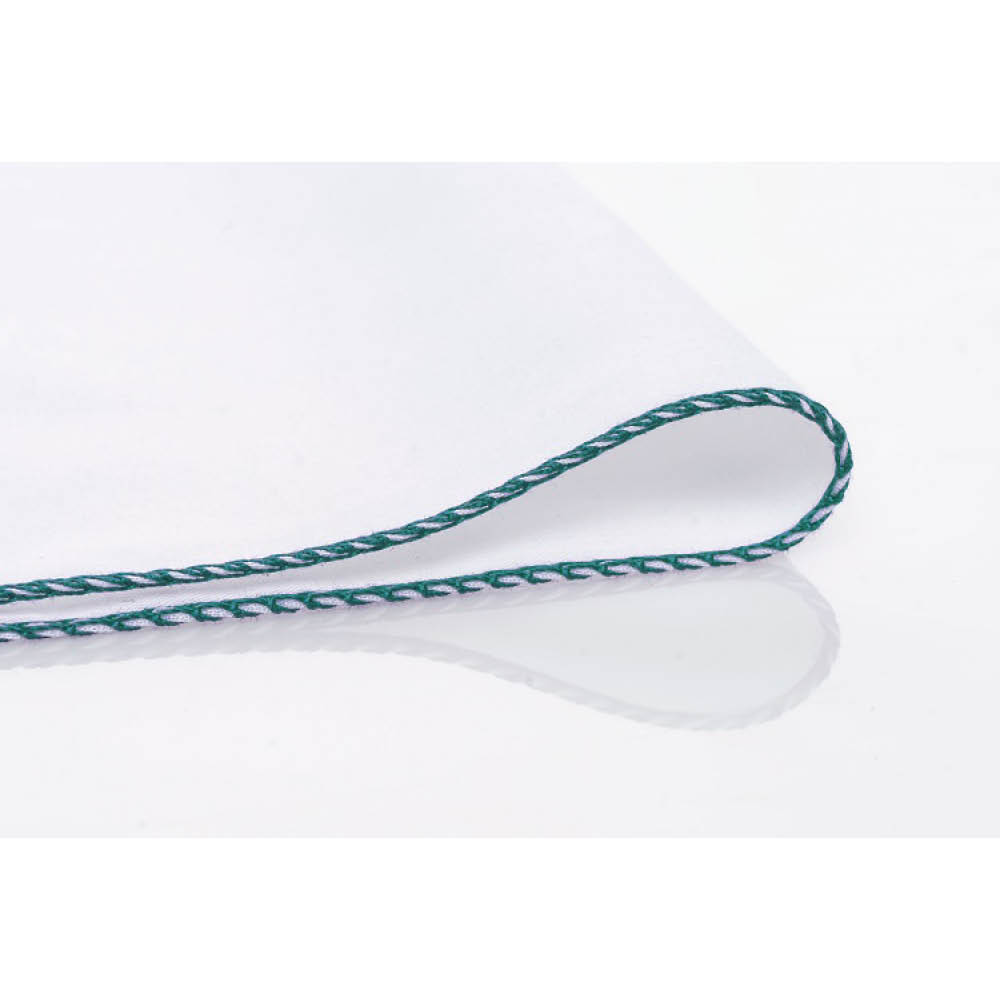 Pañuelo blanco con borde de cuerda verde y blanca, doblado. Está sobre una superficie blanca reflectante.