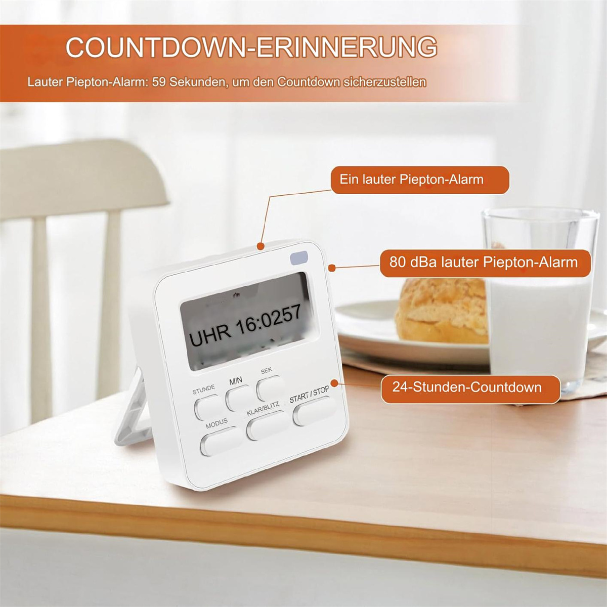 Ein weißer digitaler Küchentimer mit der Anzeige 16:02:57, mit Knöpfen und einem Ständer, neben einem Glas Milch und Gebäck auf einem Tisch.