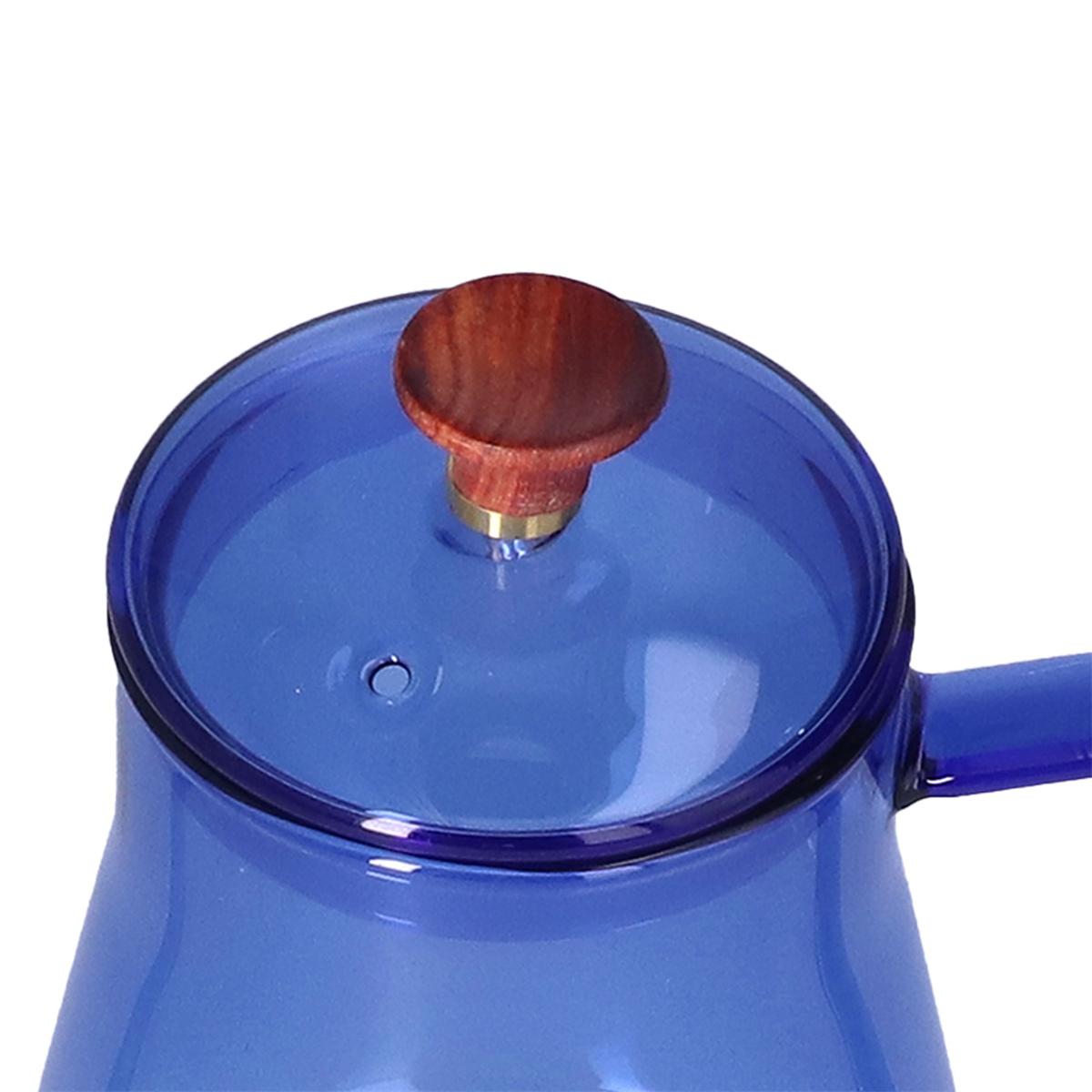 Eine blaue Glas-Teekanne mit Holzdeckel und Griff. Der Deckel hat einen Holzknauf. Der Griff befindet sich auf der rechten Seite.