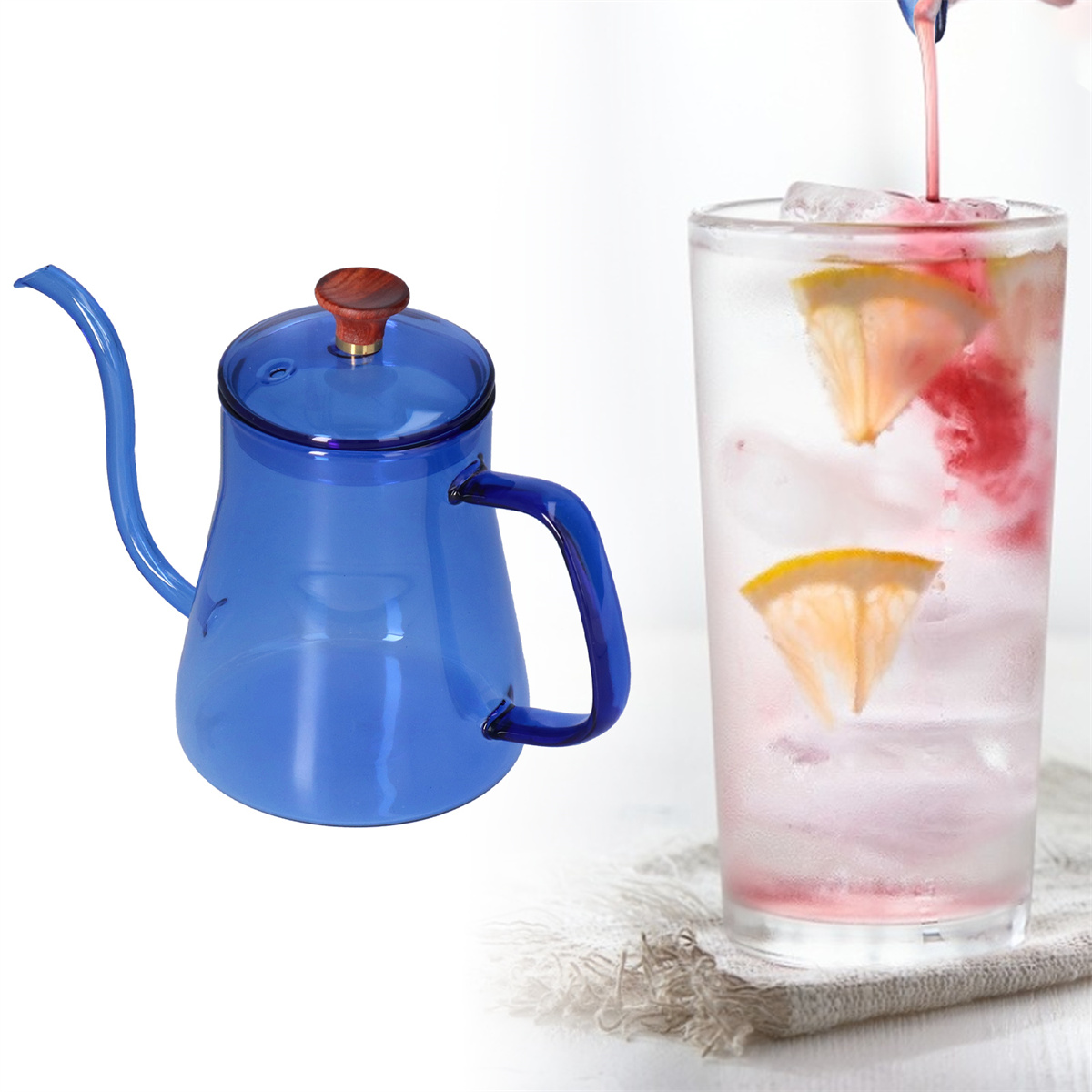 Blaue Glaskanne und ein Glas Limonade mit Zitronenscheiben. Rosafarbene Flüssigkeit wird in das Glas gegossen.